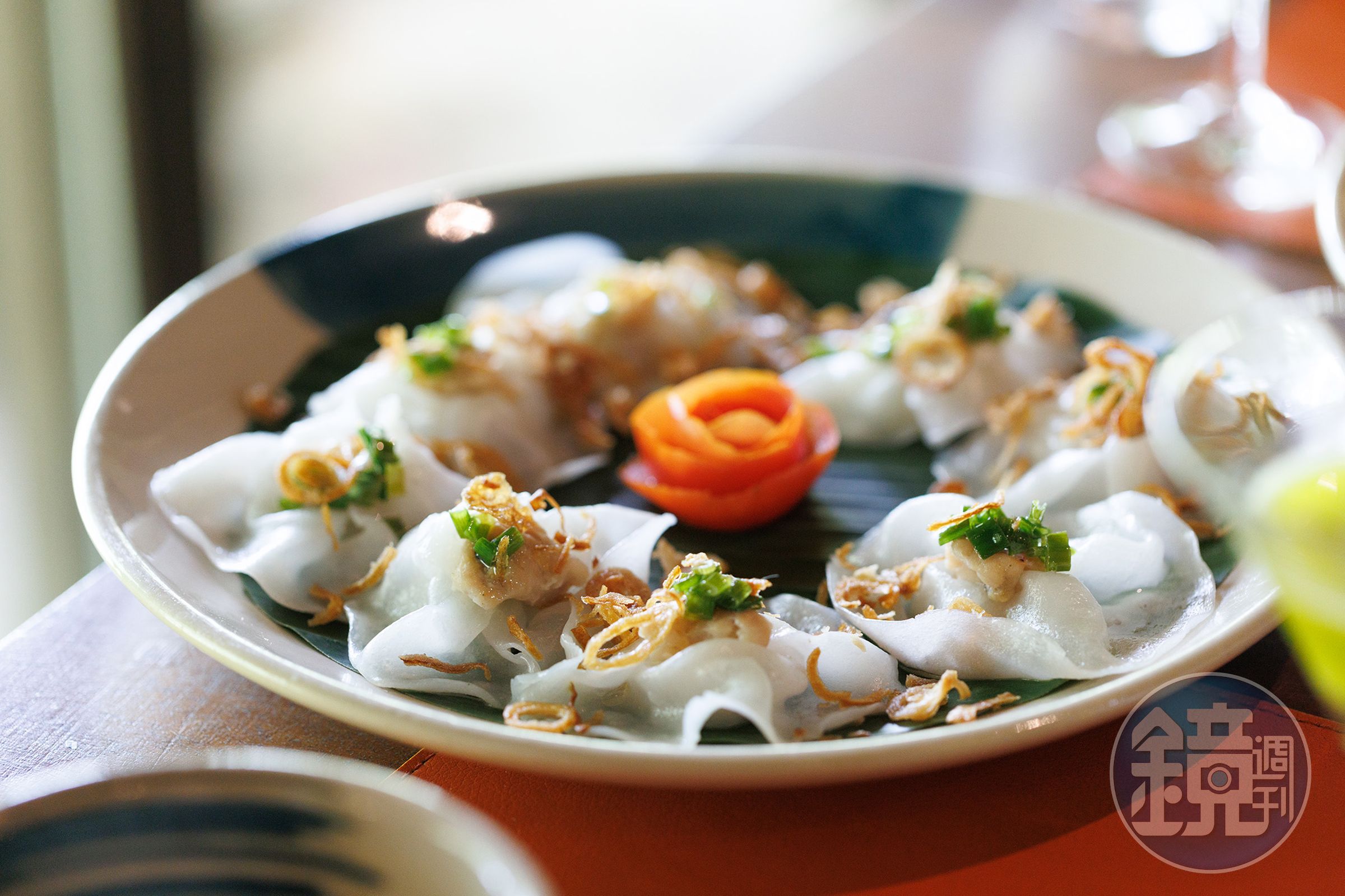 會安名菜「白玫瑰」在Rêu Dining被賦予更精緻的面貌,廚師以手工將米皮捏成如玫瑰綻放的褶皺,中心包裹鮮蝦或肉餡,最後撒上酥脆油蔥酥。