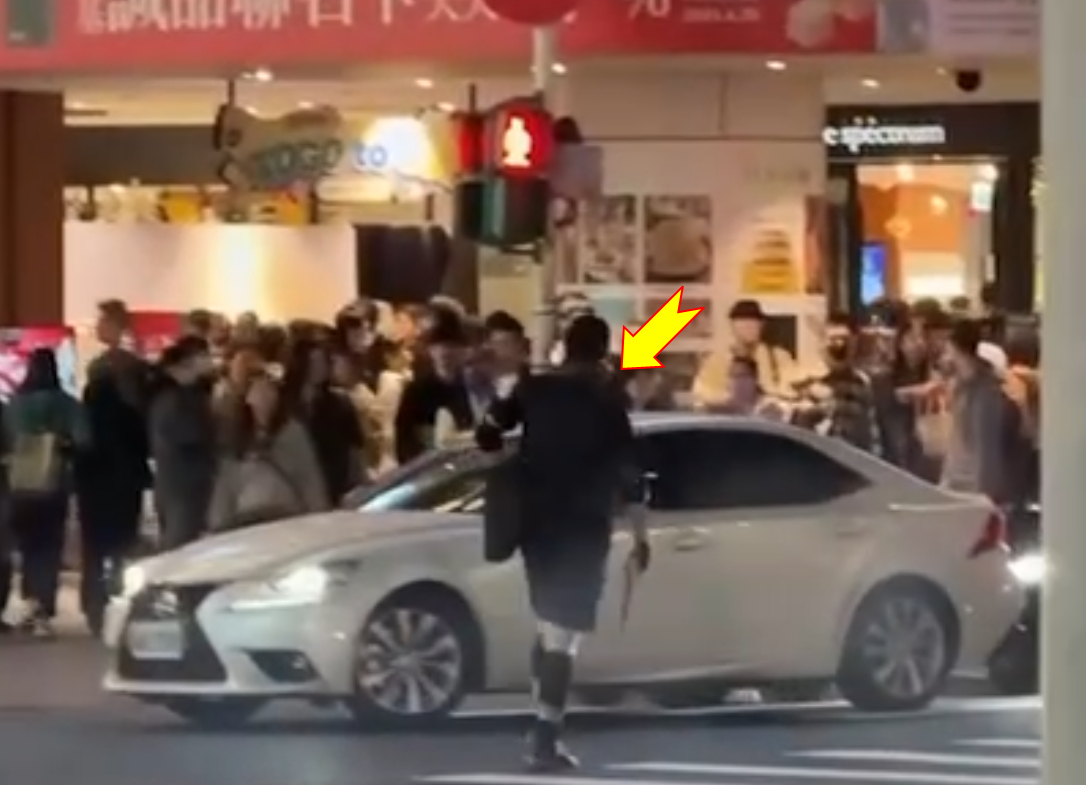 張文返旅館換裝後，來到南京西路上行兇。（翻攝畫面）