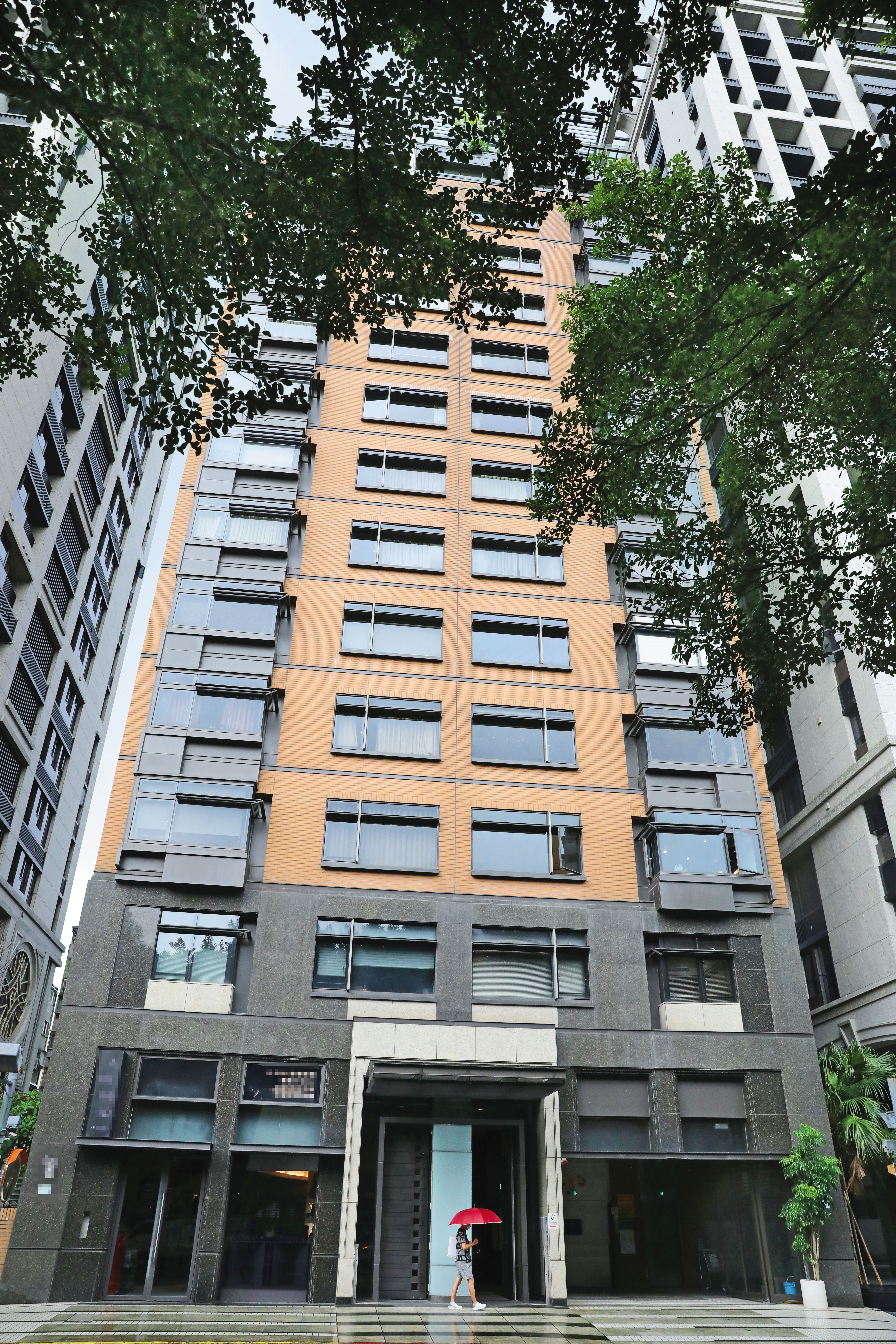 張俊宏住在台北市精華地段的大樓內（圖），但隨時可能無家可歸。