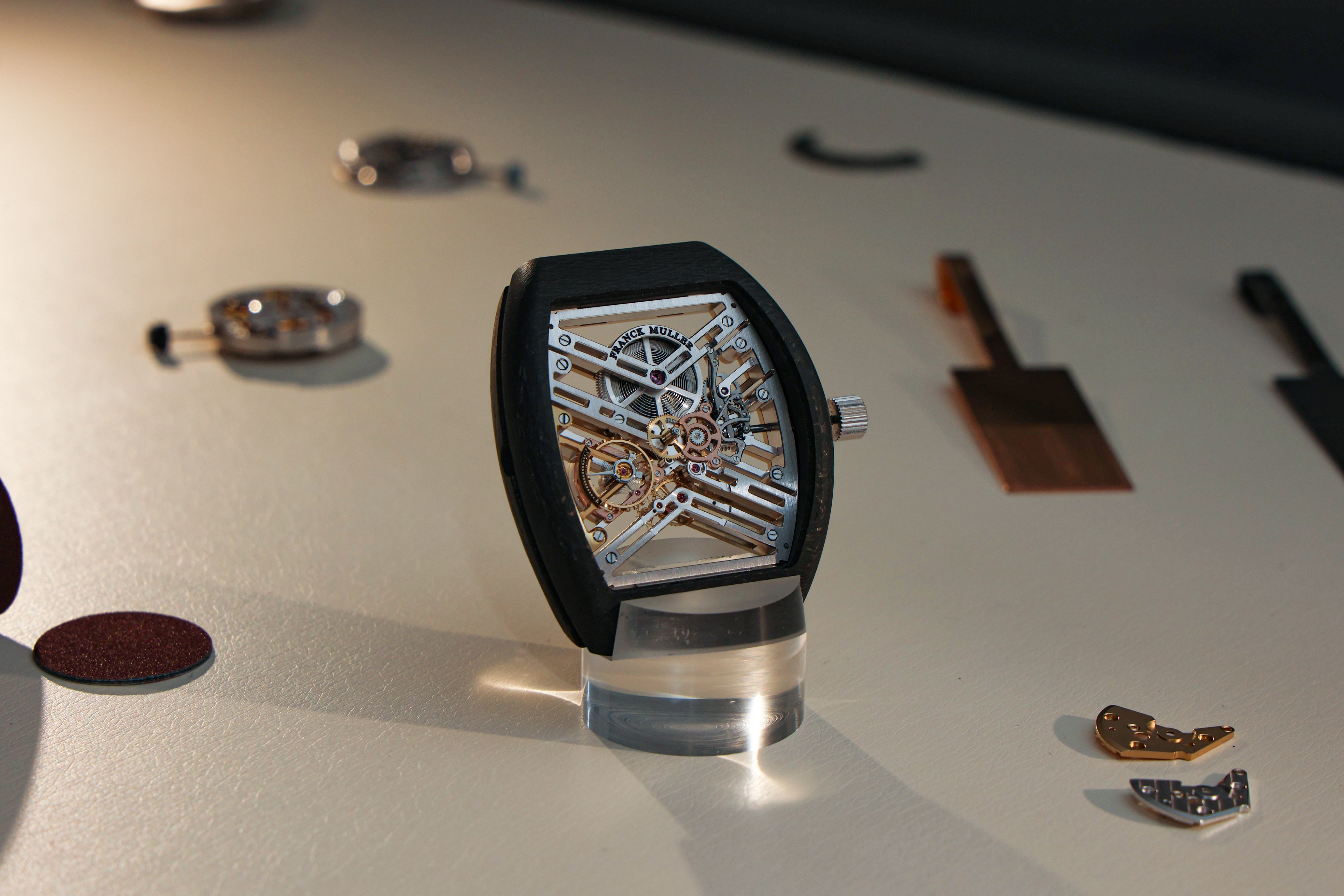 說到經典酒桶殼型,絕對會想到FRANCK MULLER!FRANCK MULLER除了是最早引領酒桶錶潮流的先驅,也開啟高級製錶與奢華時尚深度結合的趨勢。