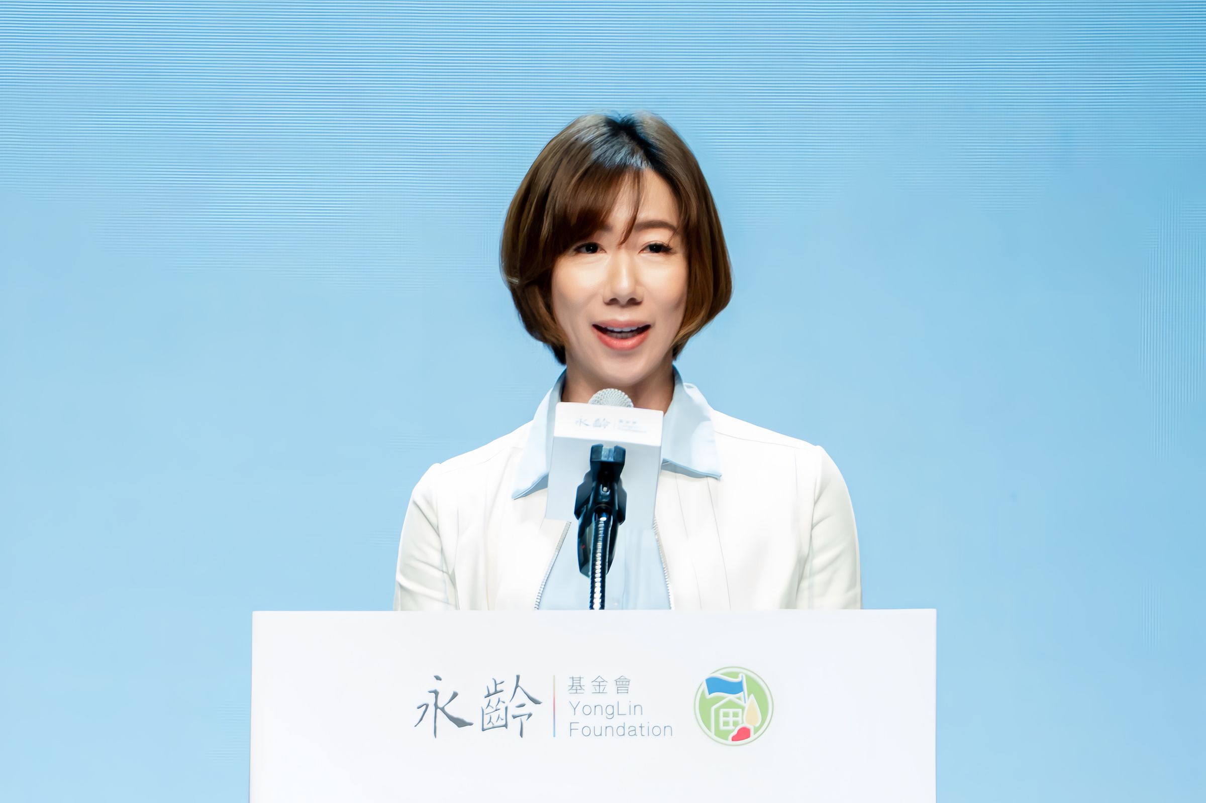 執行長郭曉玲上台致辭表示,「獎助學金不只是金額上的支持,更是對每一段努力不懈人生的肯定鼓勵同學。」(永齡基金會提供)