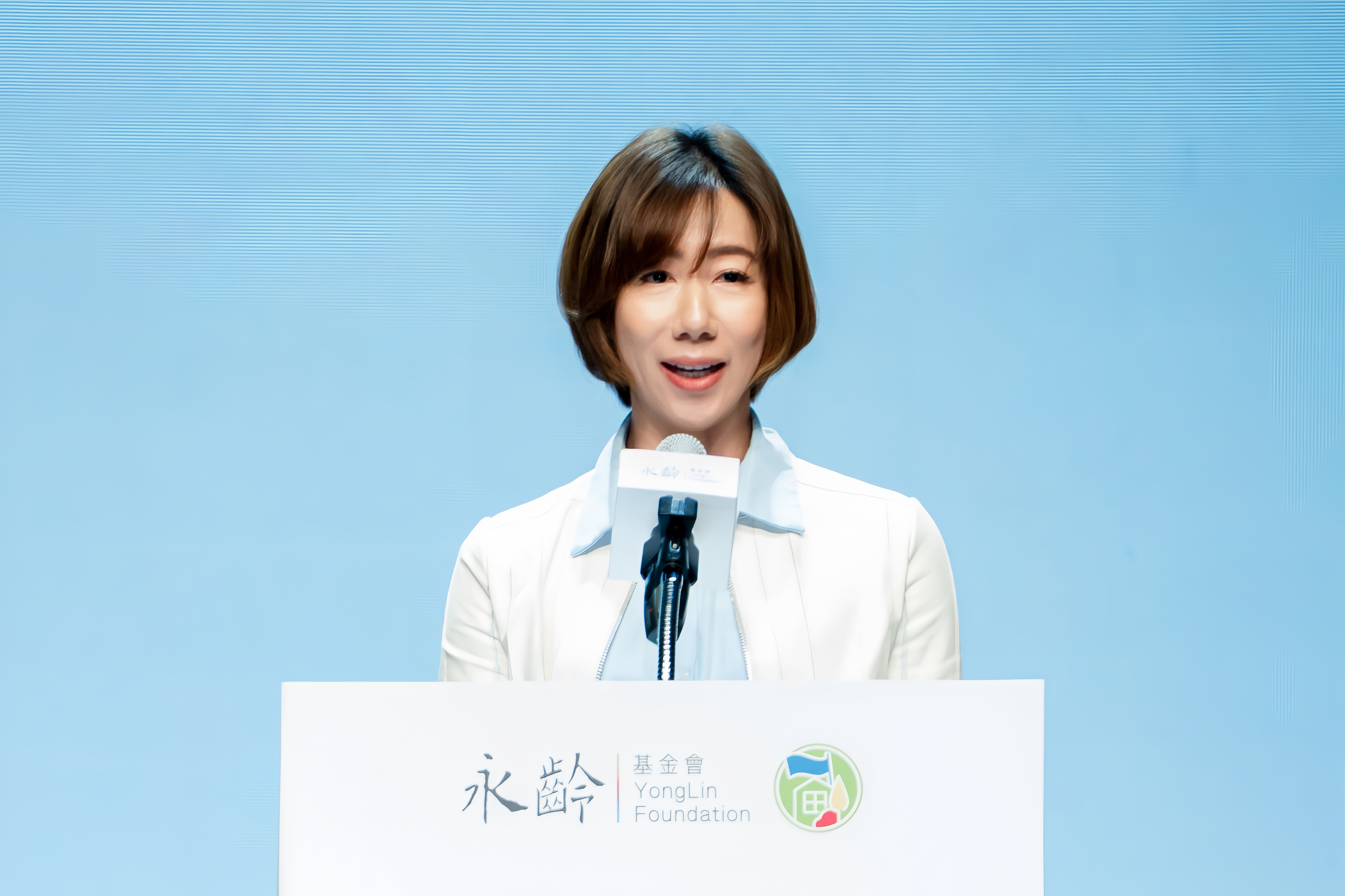 執行長郭曉玲上台致辭表示,「獎助學金不只是金額上的支持,更是對每一段努力不懈人生的肯定鼓勵同學。」(永齡基金會提供)