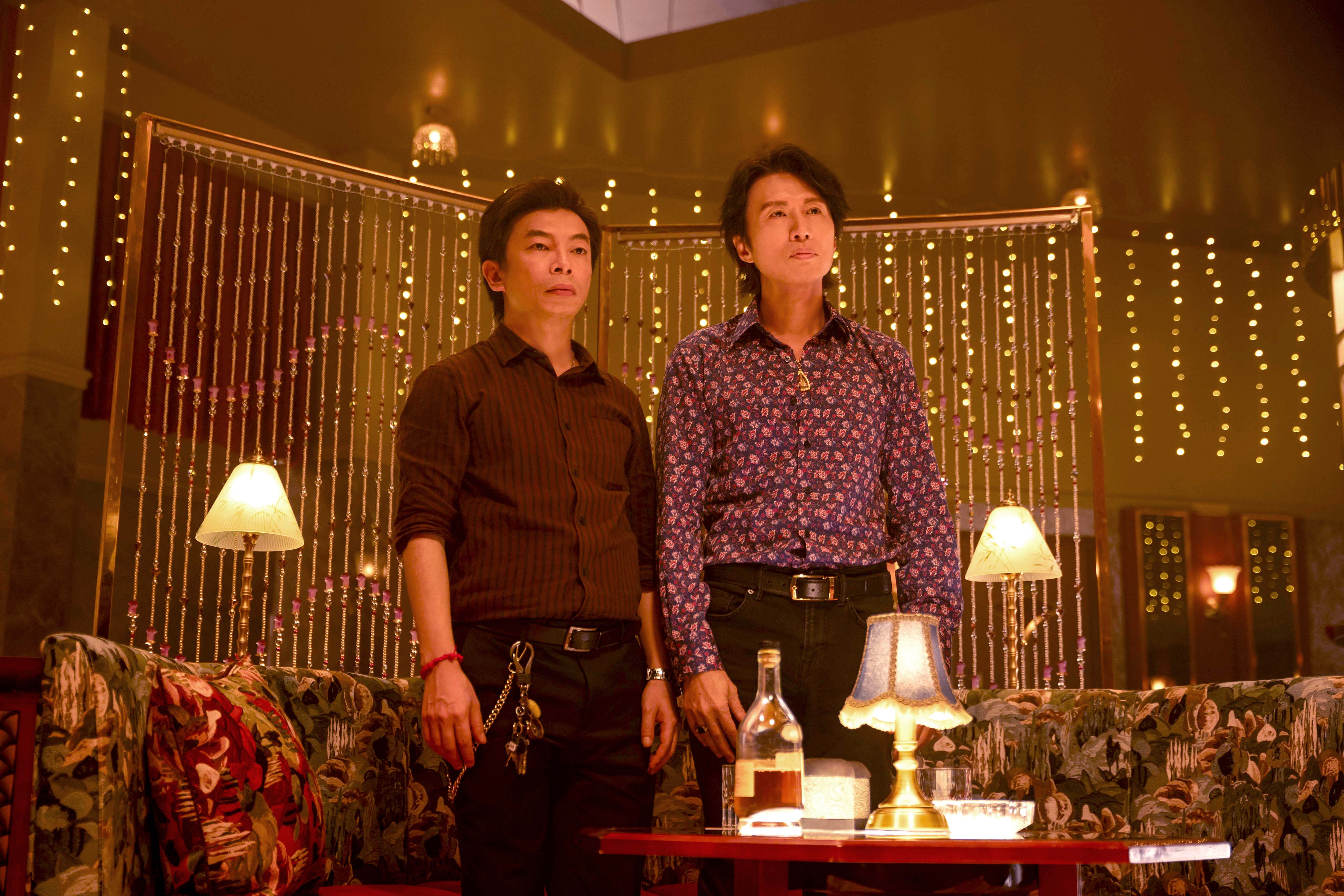 電影《夜王》在香港勢如破竹,刷新主演黃子華(右)的上映開票紀錄。(華映娛樂提供)