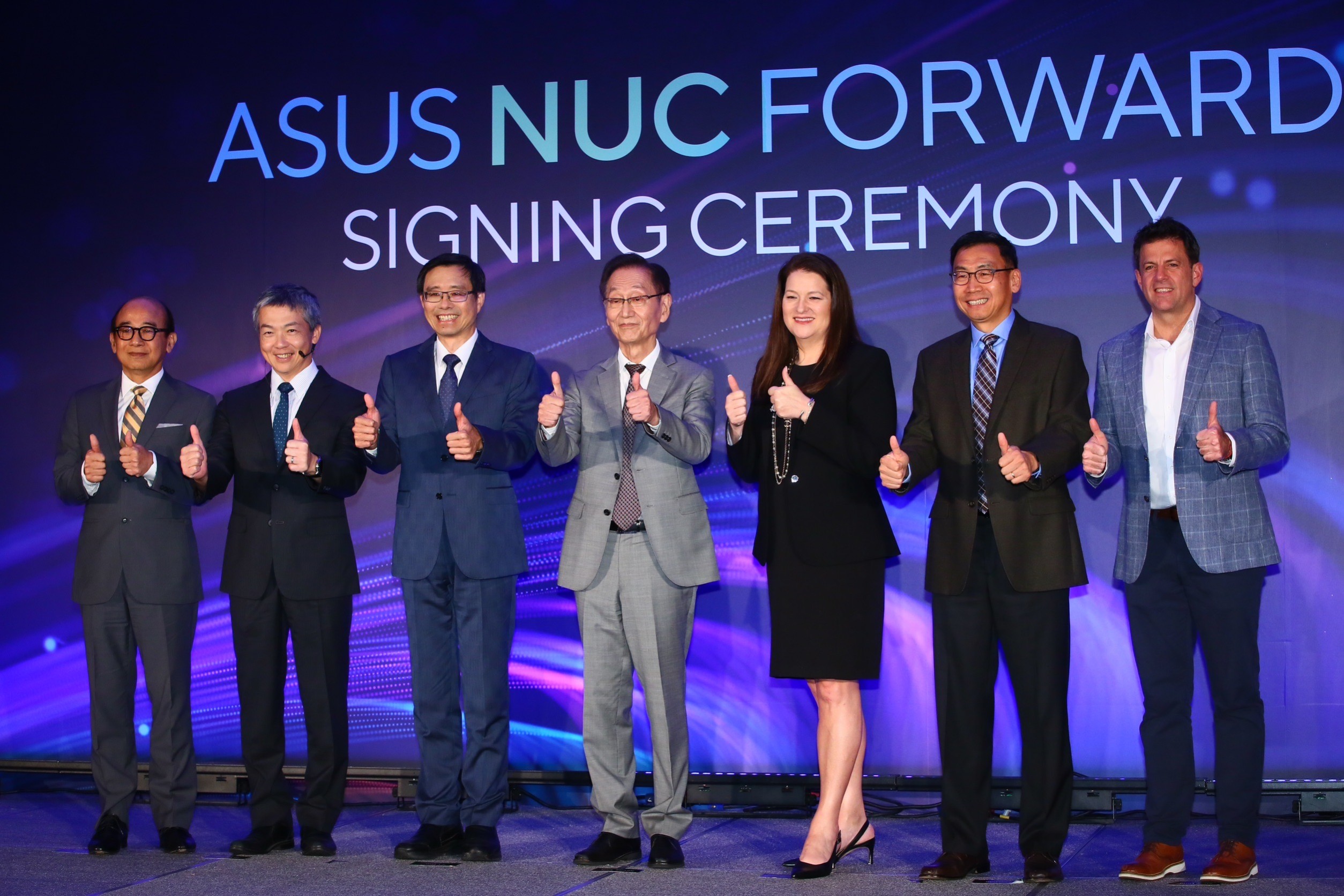 華碩正式接手英特爾迷你電腦NUC產品線，積極吸納英特爾員工擴大全新事業單位「NUC事業部」。