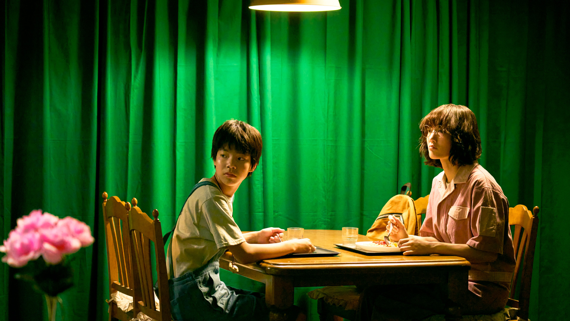 大澤一菜（左）在新片《29號公路》裡和綾瀨遙對戲。（捷傑電影提供）