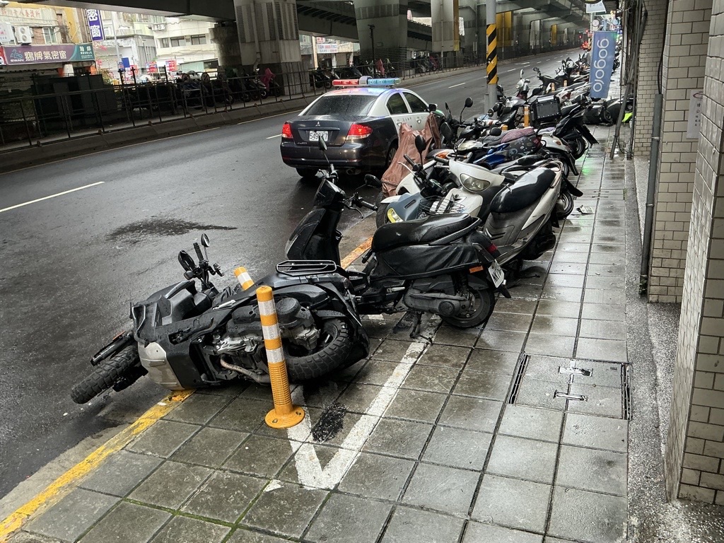 新北80歲老翁騎車突失控爆衝，8輛機車遭波及。（警方提供）