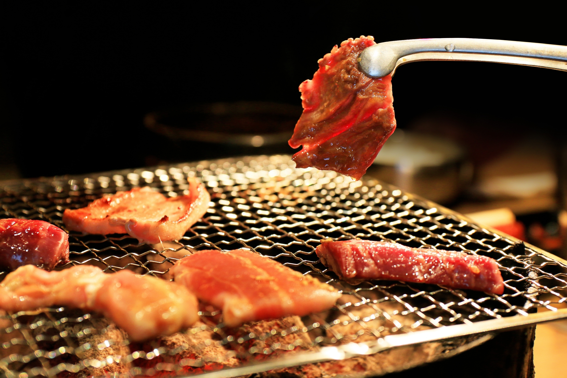 許多台灣人中秋節喜歡動手烤肉，近日傳出有人將跑步機改造成自動烤肉機。（示意圖，photoAC）  