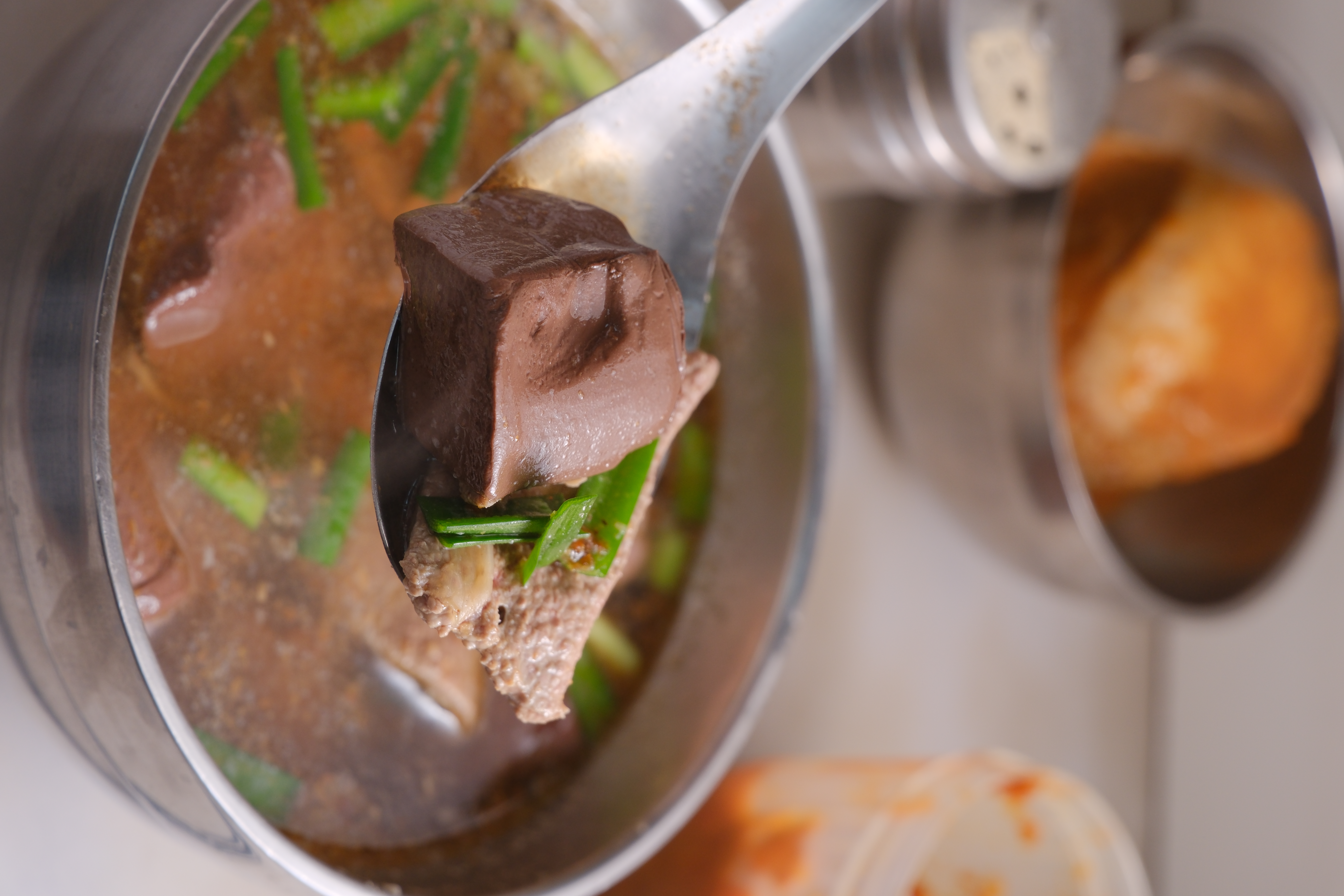 豬肝加豬血的「雙豬湯」也很受歡迎。（75元／份）