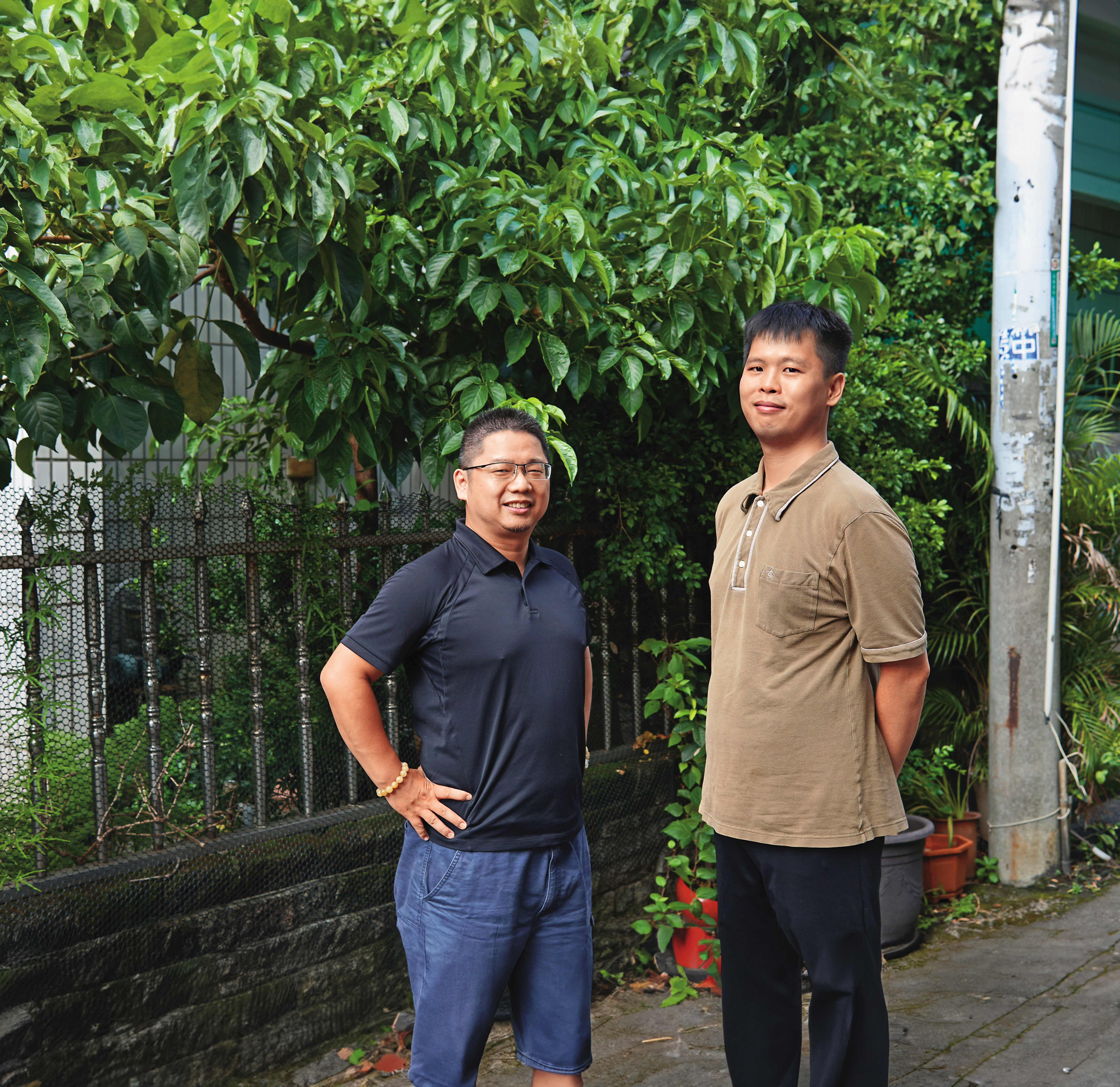 《友繪的小梅屋記事簿》是清水(右)的第一本商業漫畫創作,同人社團「三色坊」負責人Haku(左)擔任故事協力。(周文凱攝)