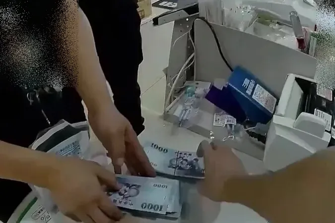 保全ATM補鈔出包！55萬現金袋竟忘在超商廁所　民眾驚見急報警
