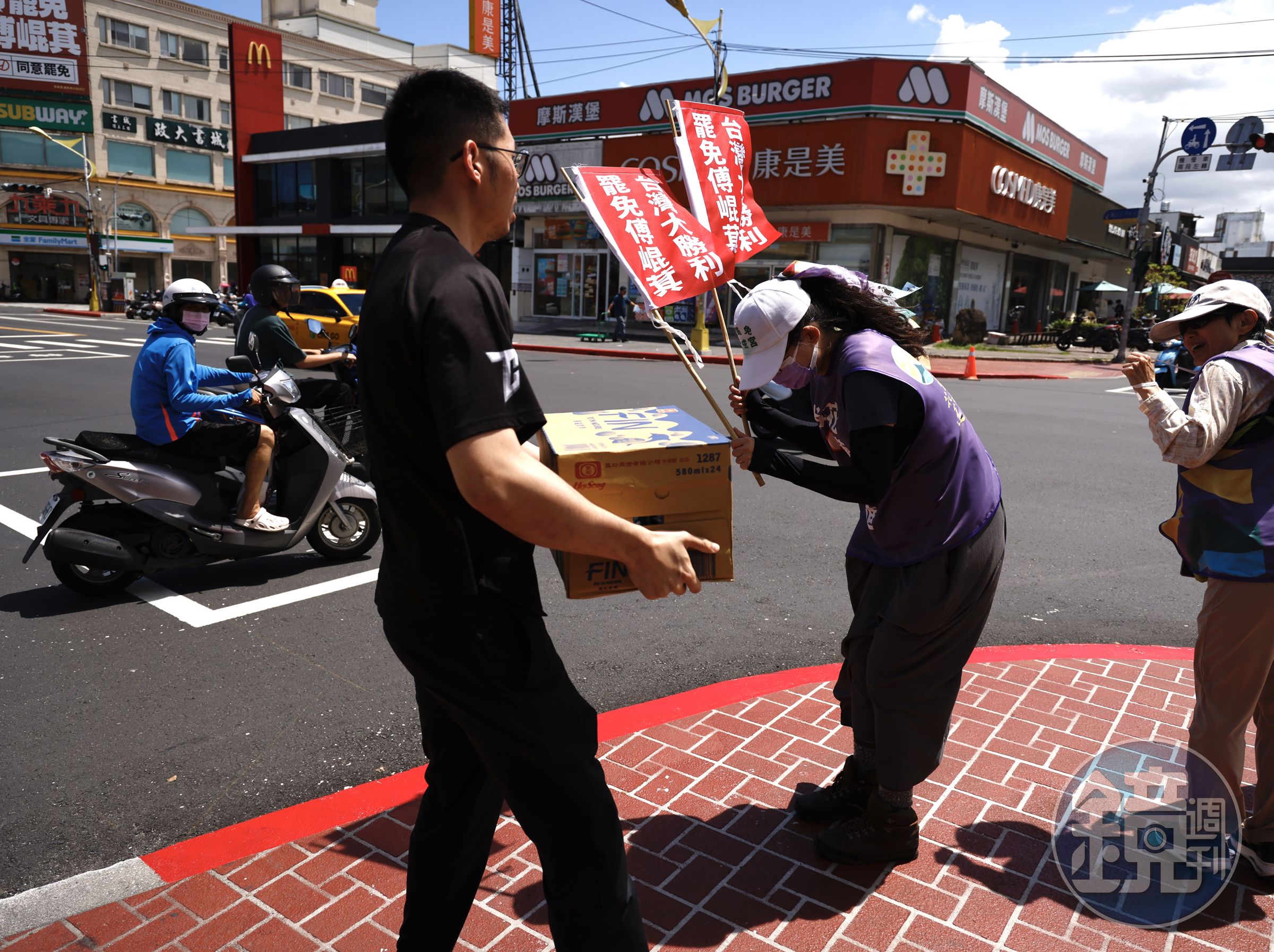 花蓮罷團志工90度鞠躬拜託「拔傅」。