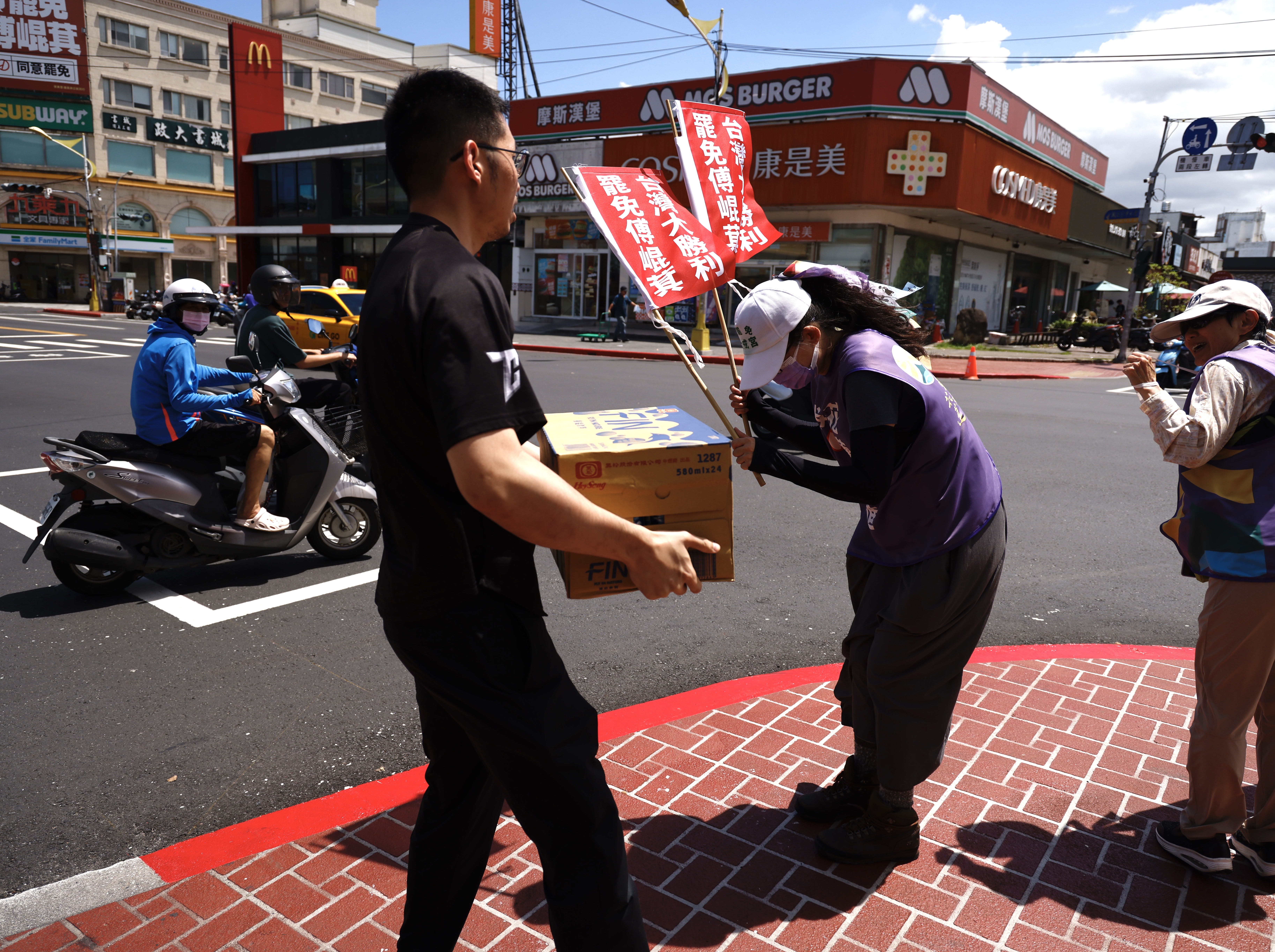 花蓮罷團志工90度鞠躬拜託「拔傅」。