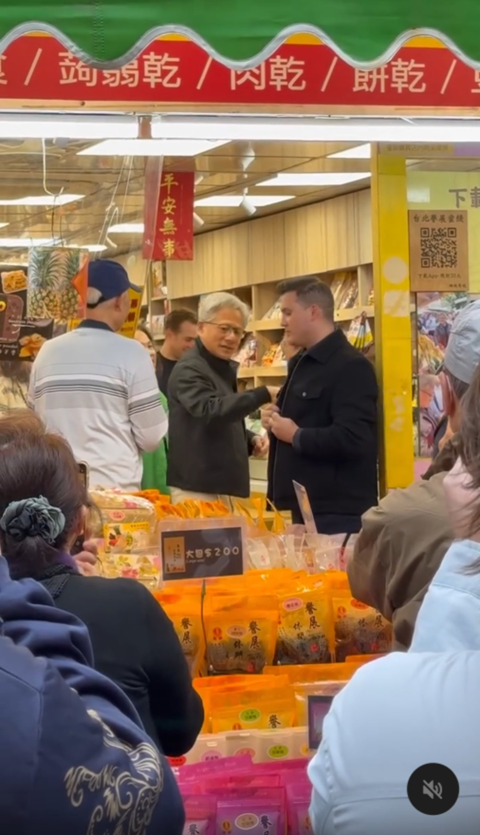 黃仁勳買蜜餞,妻子、女兒也在身旁。(翻攝Threads/@baiu523)