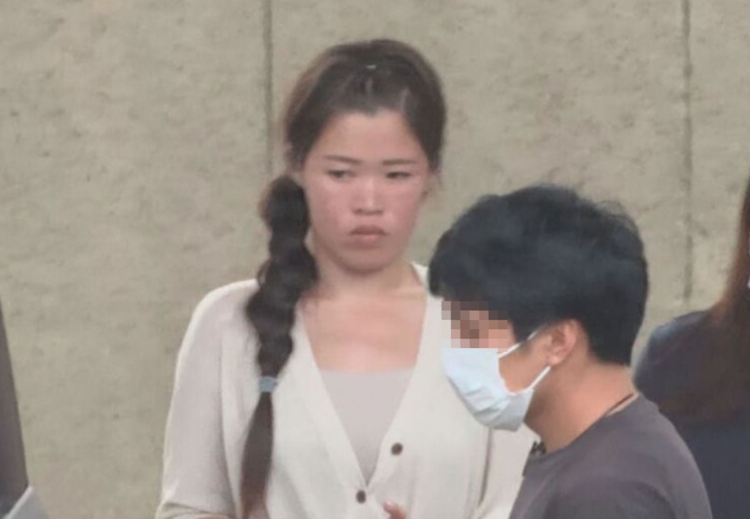 31歲台灣籍女子林容萱涉嫌赴日本奈良擔任詐騙集團車手，企圖騙取老翁價值數百萬台幣的金塊，遭日本警方當場逮捕。（翻攝自X）