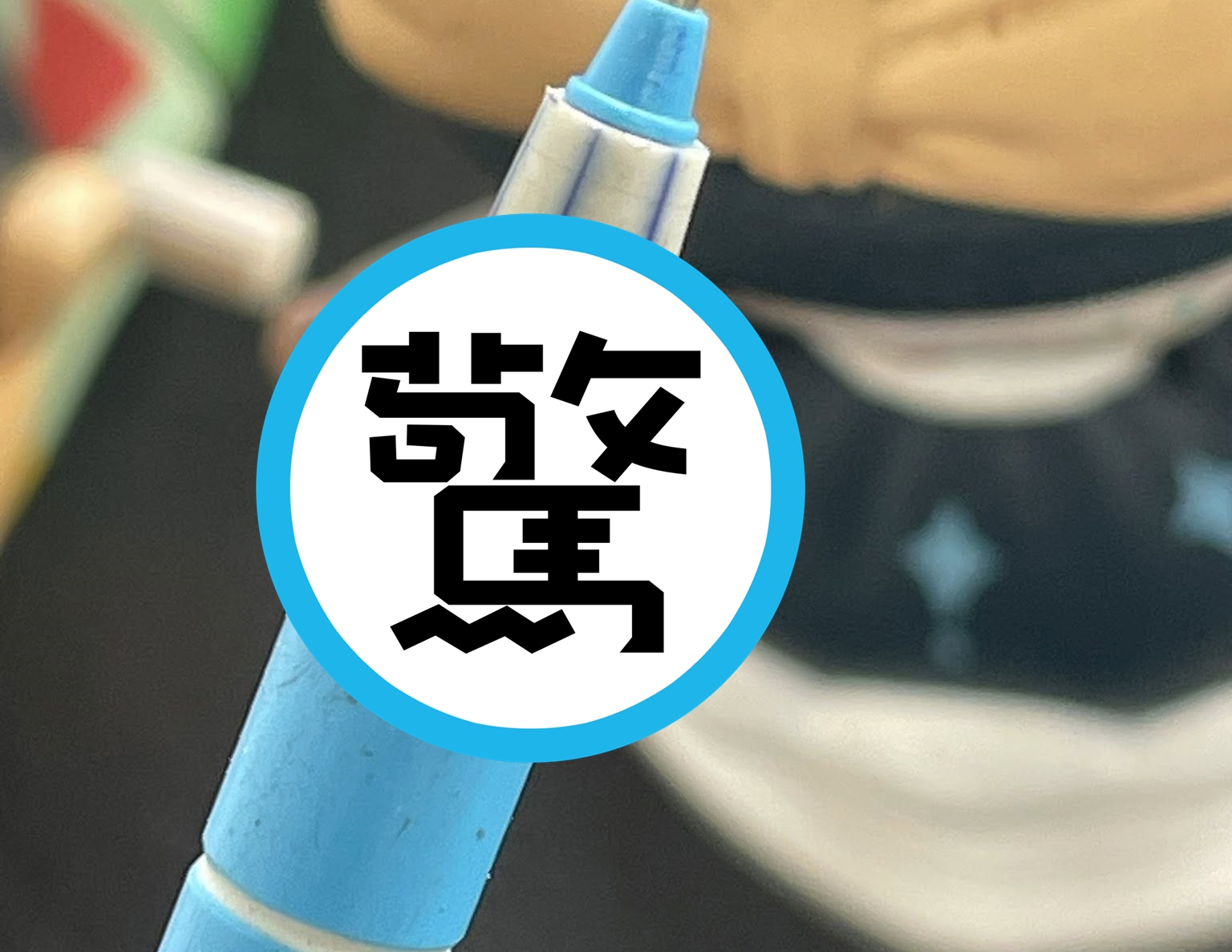 泰國近日有一隻黃色「人面蜘蛛」照片引發熱議，可見黃色的蜘蛛身上，有著清晰類似人臉的圖案。（翻攝臉書）