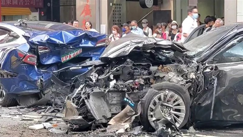 1名78歲邱姓董事長上月無照駕車，在台北市中正區重慶南突失控暴衝，連撞7台車、釀8人受傷。（翻攝畫面）