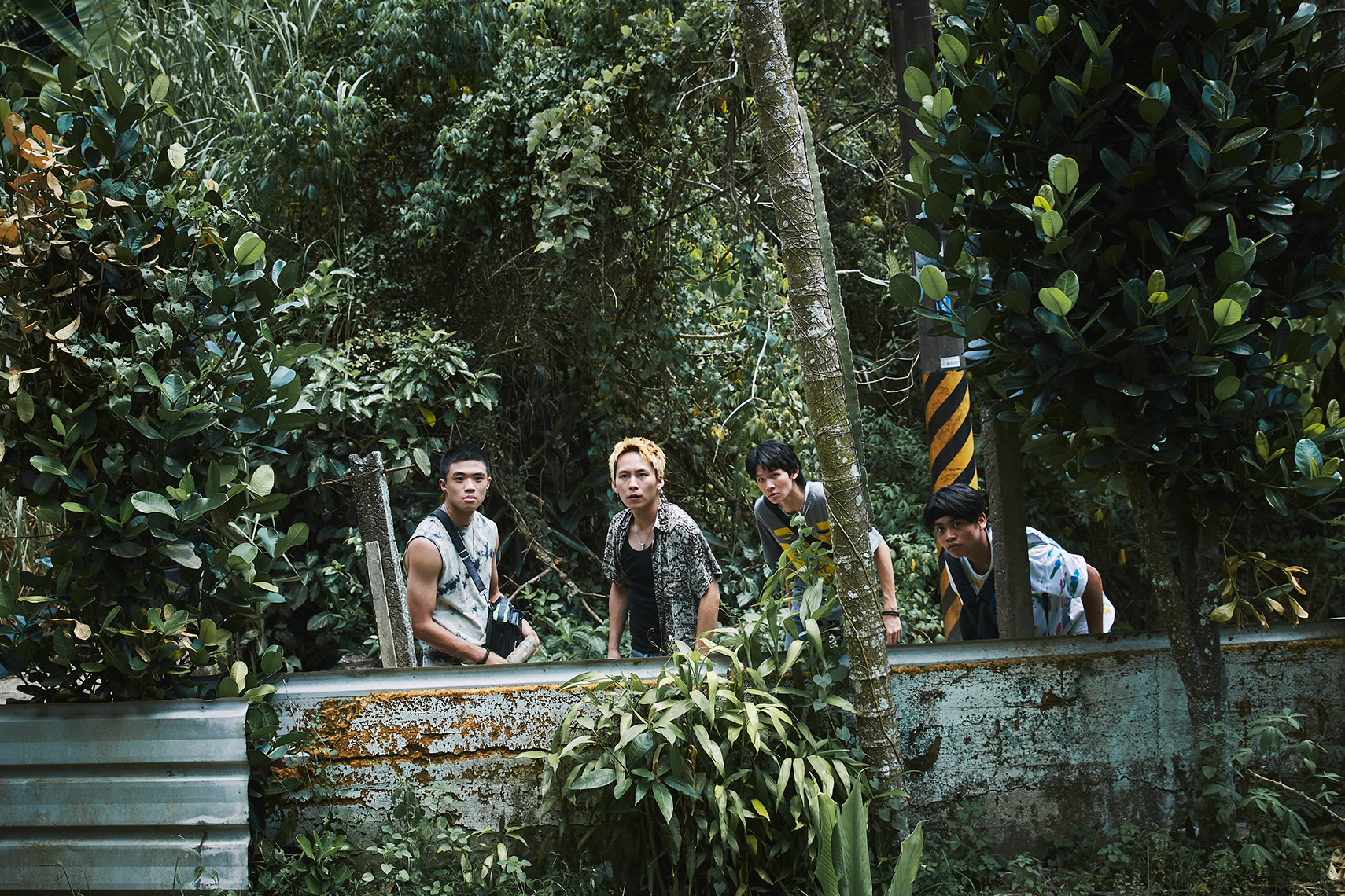 電影《壞男孩》描述潘親御（左起）、巫建和、黃聖球、鍾家駿等底層少年，既當車手盜領現金，更擅闖民宅搶劫做盡各種壞事。（好勁影業提供）