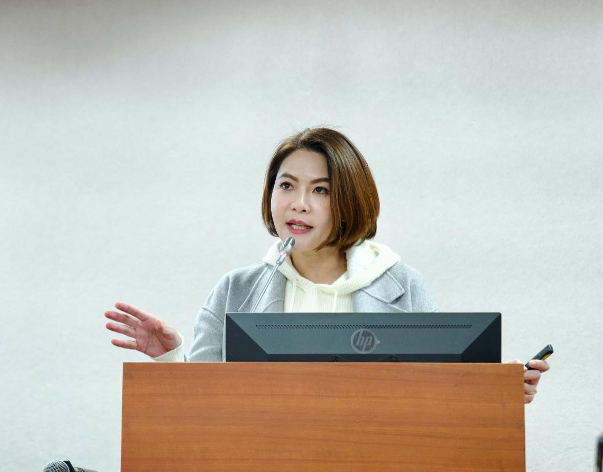 陳菁徽遭質疑1人分飾多角,無視利益迴避,形同「壯世代」案翻版。(翻攝陳菁徽臉書)