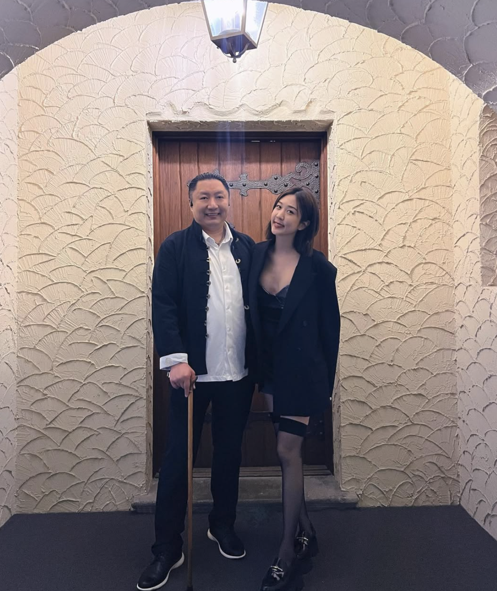 邱士楷（左）2022年與小10歲的Ariel（右）登記結婚。（翻攝arielcheung_ IG）