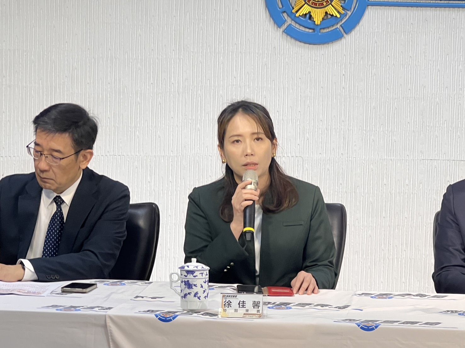 住商不動產企研室執行總監徐佳馨說明房產詐騙宣導。(警方提供)