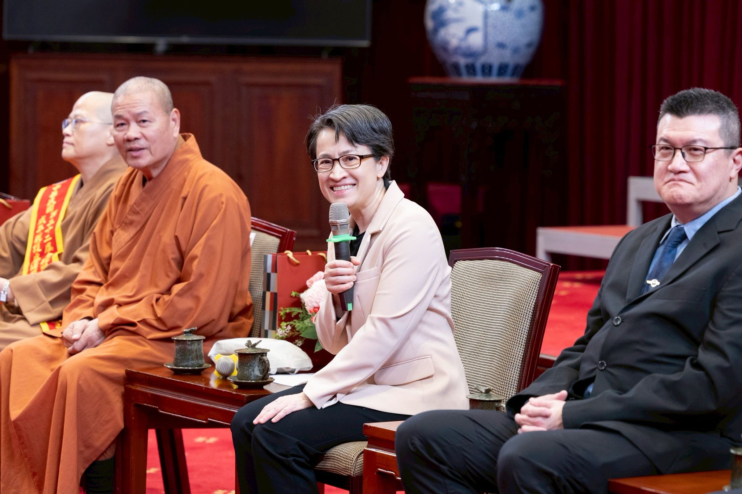 蕭美琴感謝金舵獎、旭青獎得獎者,成為社會安全網的重要後盾。(總統府提供)