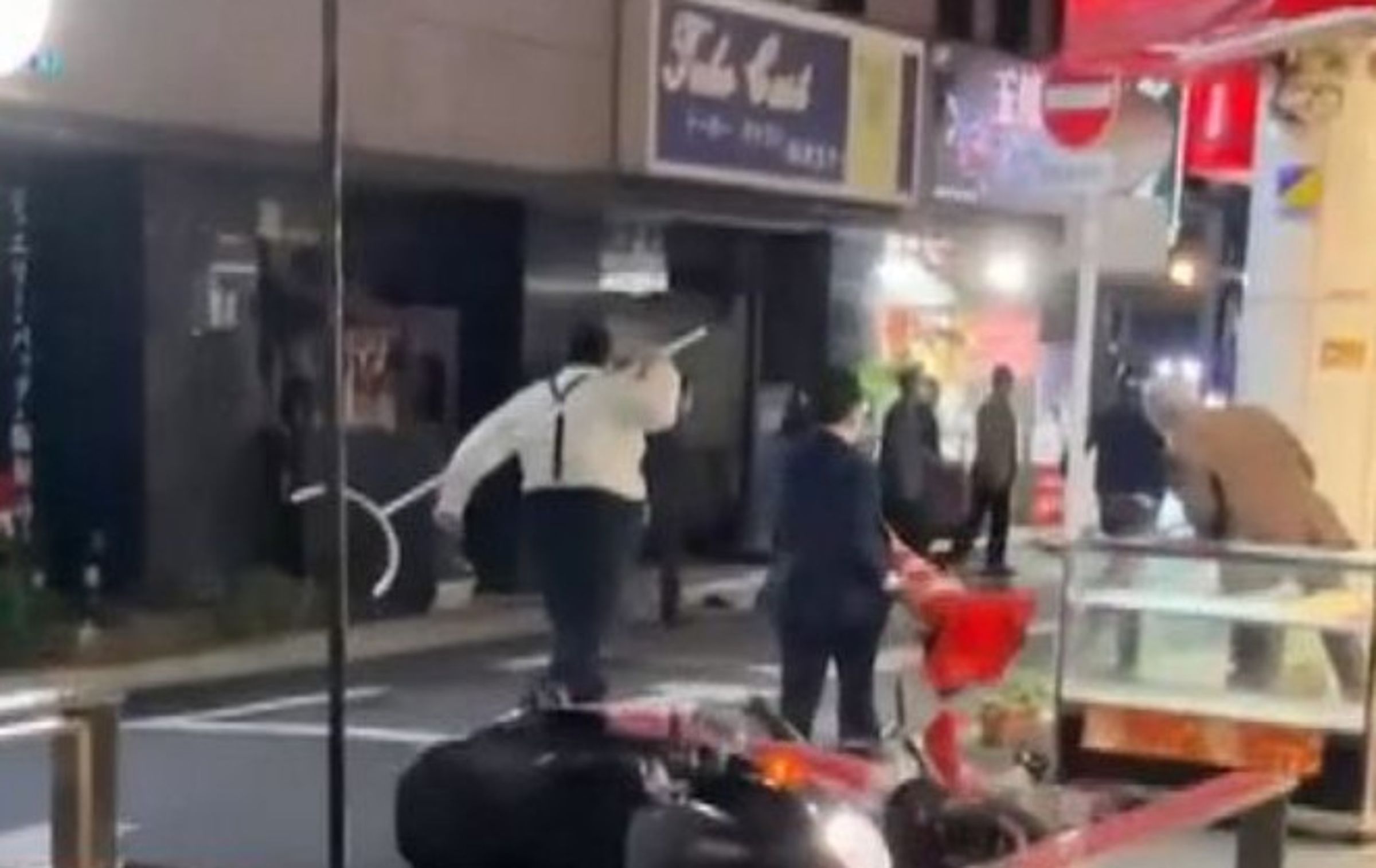 3名搶匪試圖搶劫東京一間珠寶店,沒想到被壯碩店員持刺股擊退。(翻攝X@yuruhuwa_kdenpa)