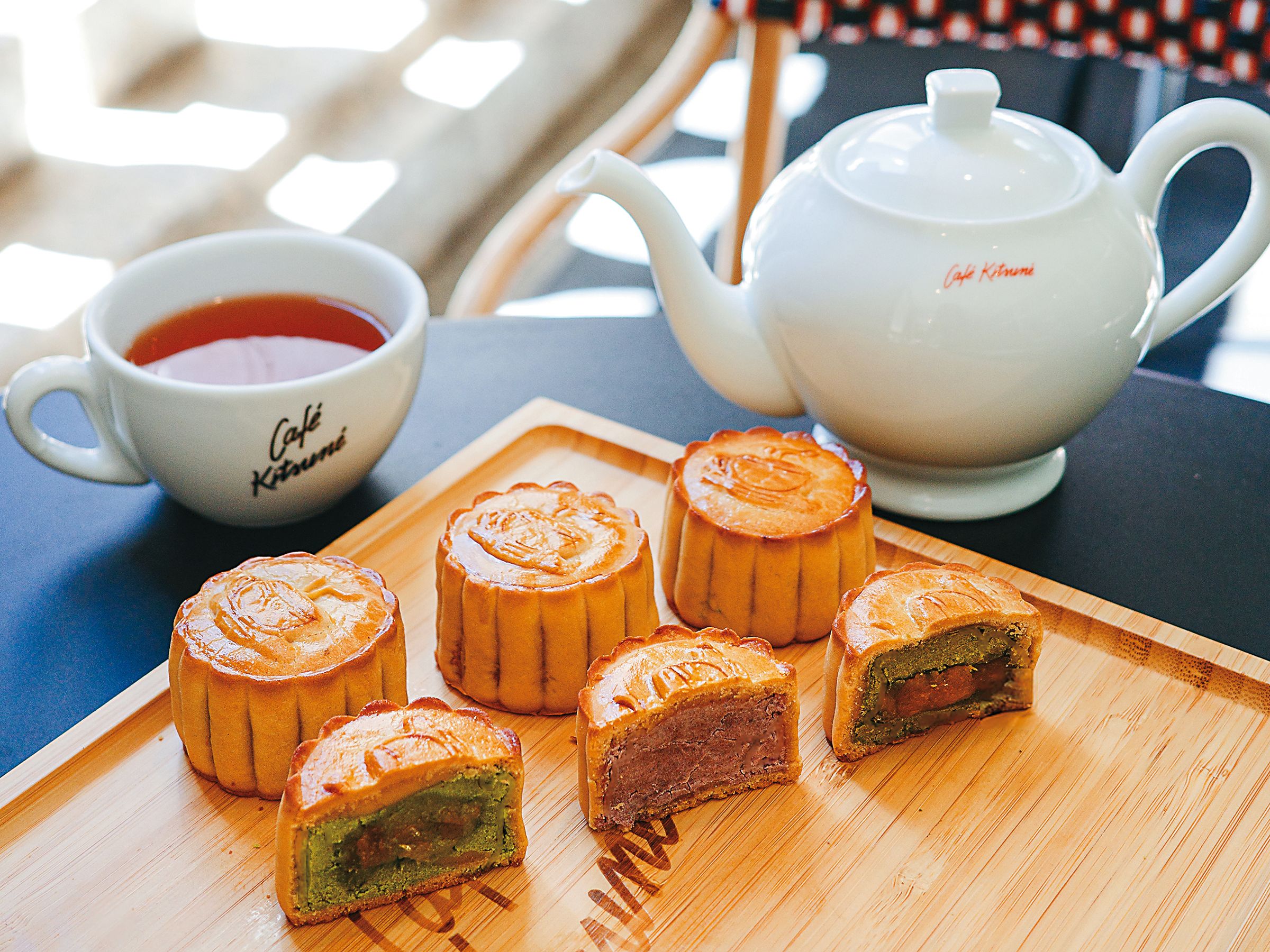 Café Kitsuné中秋手工月餅禮盒(左起)開心果柚子、覆盆子玫瑰、抹茶鳳梨。NT$1,380 /6入。(Onefifteen提供)