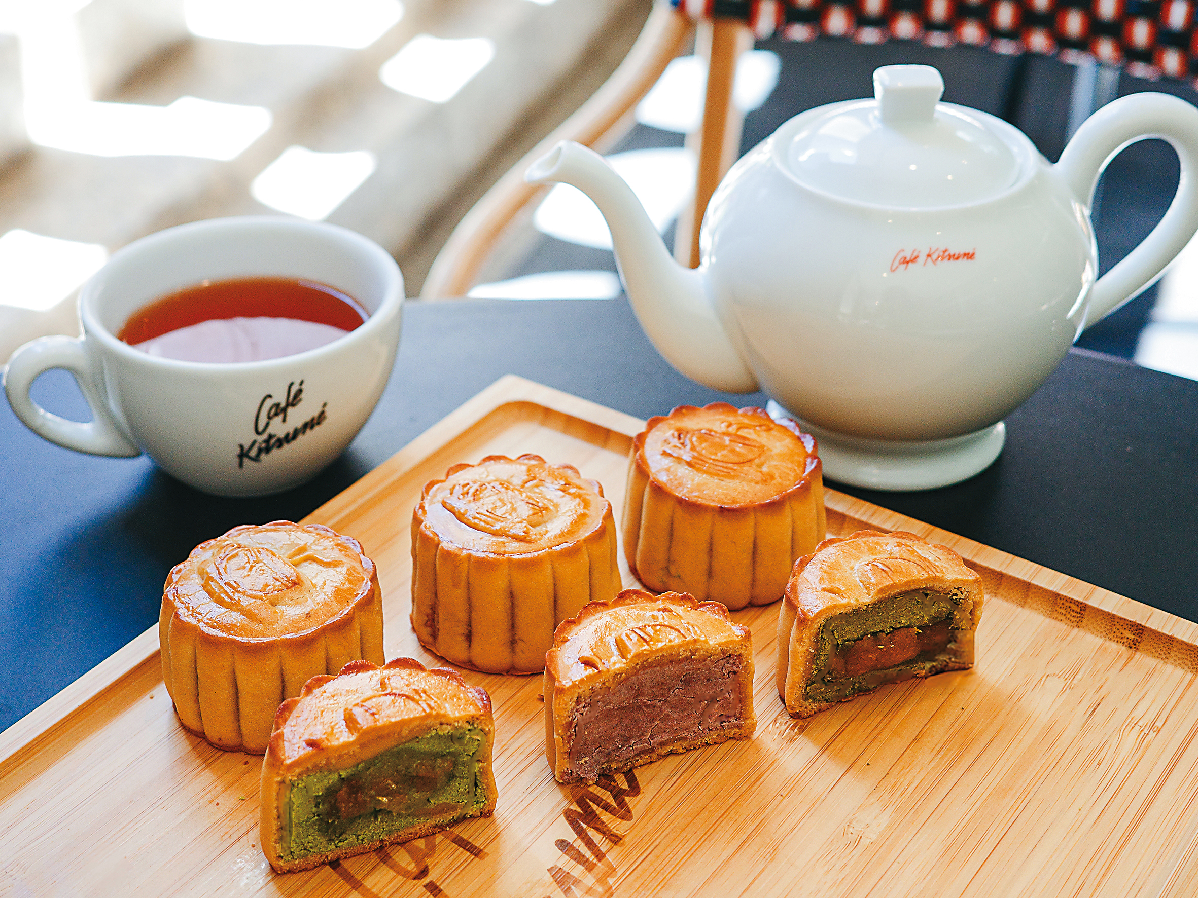 Café Kitsuné中秋手工月餅禮盒（左起）開心果柚子、覆盆子玫瑰、抹茶鳳梨。NT$1,380 ／6入。（Onefifteen提供）