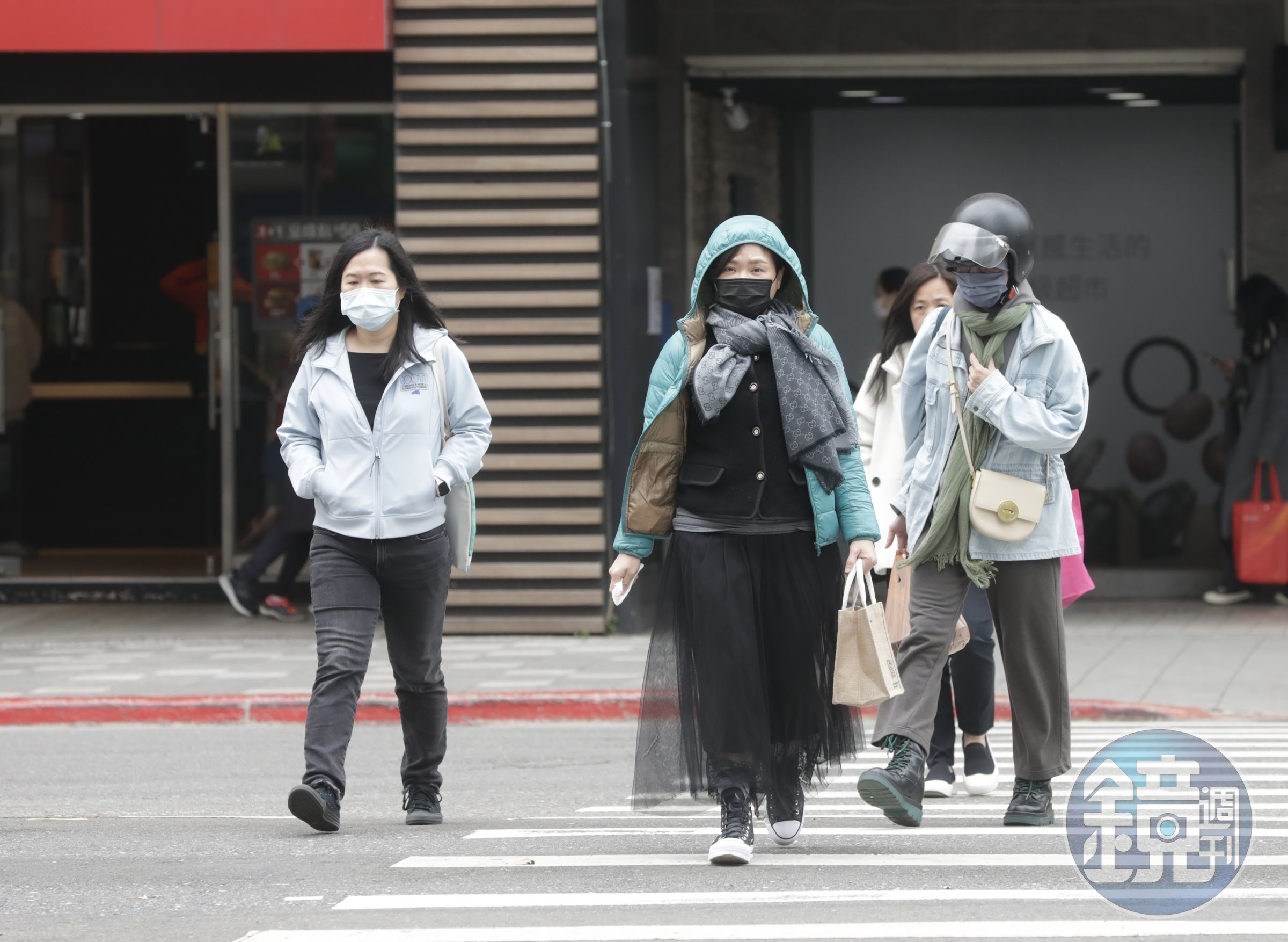 氣象署今晨發布低溫特報提醒14縣市民眾注意保暖,不過白天氣溫將逐漸回升,日夜溫差會相當明顯。(示意圖,鏡報林煒凱)