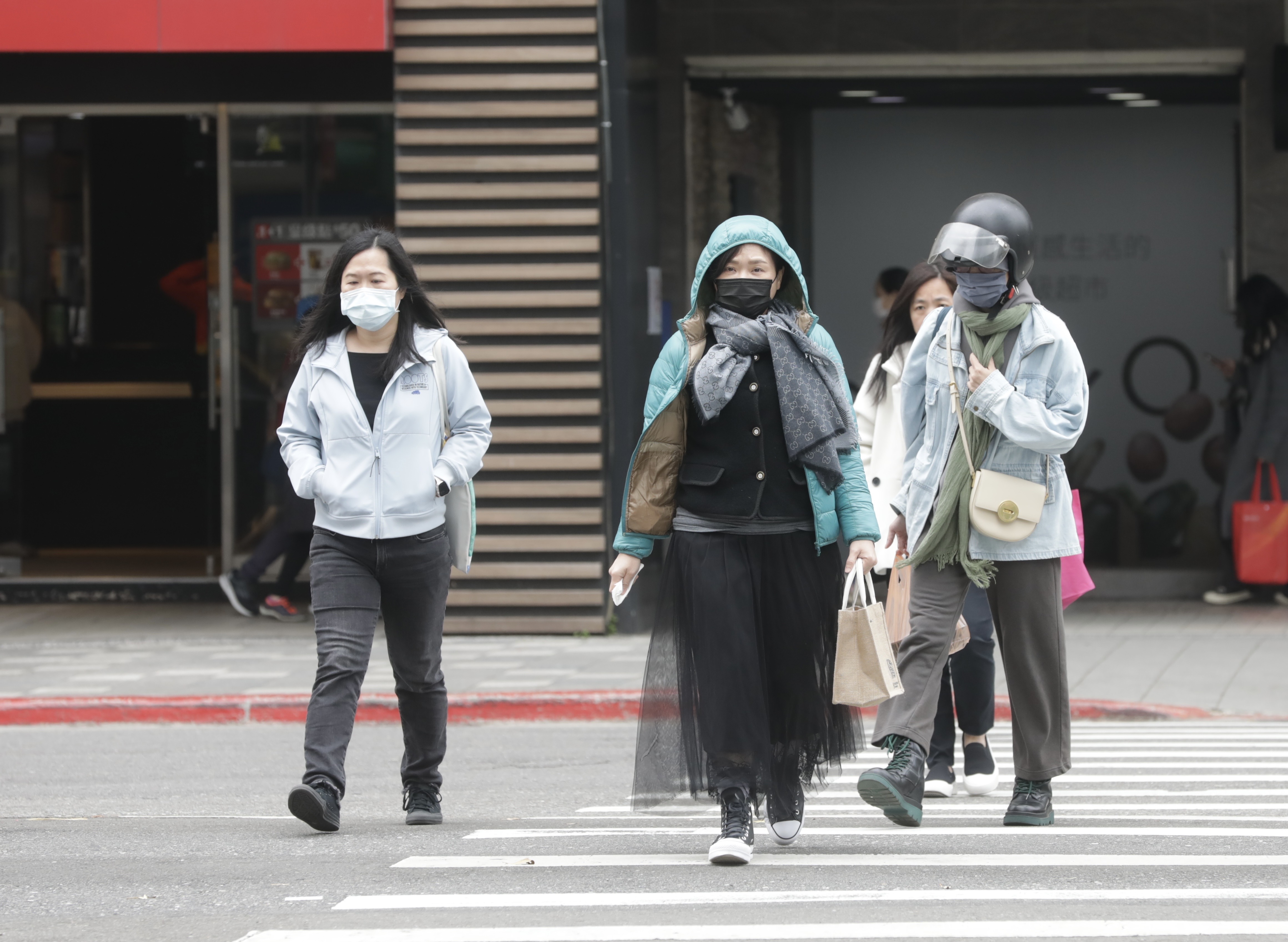 中央氣象署指出，今日各地氣溫持續回升，早晚依舊感受偏涼。（本刊資料照）