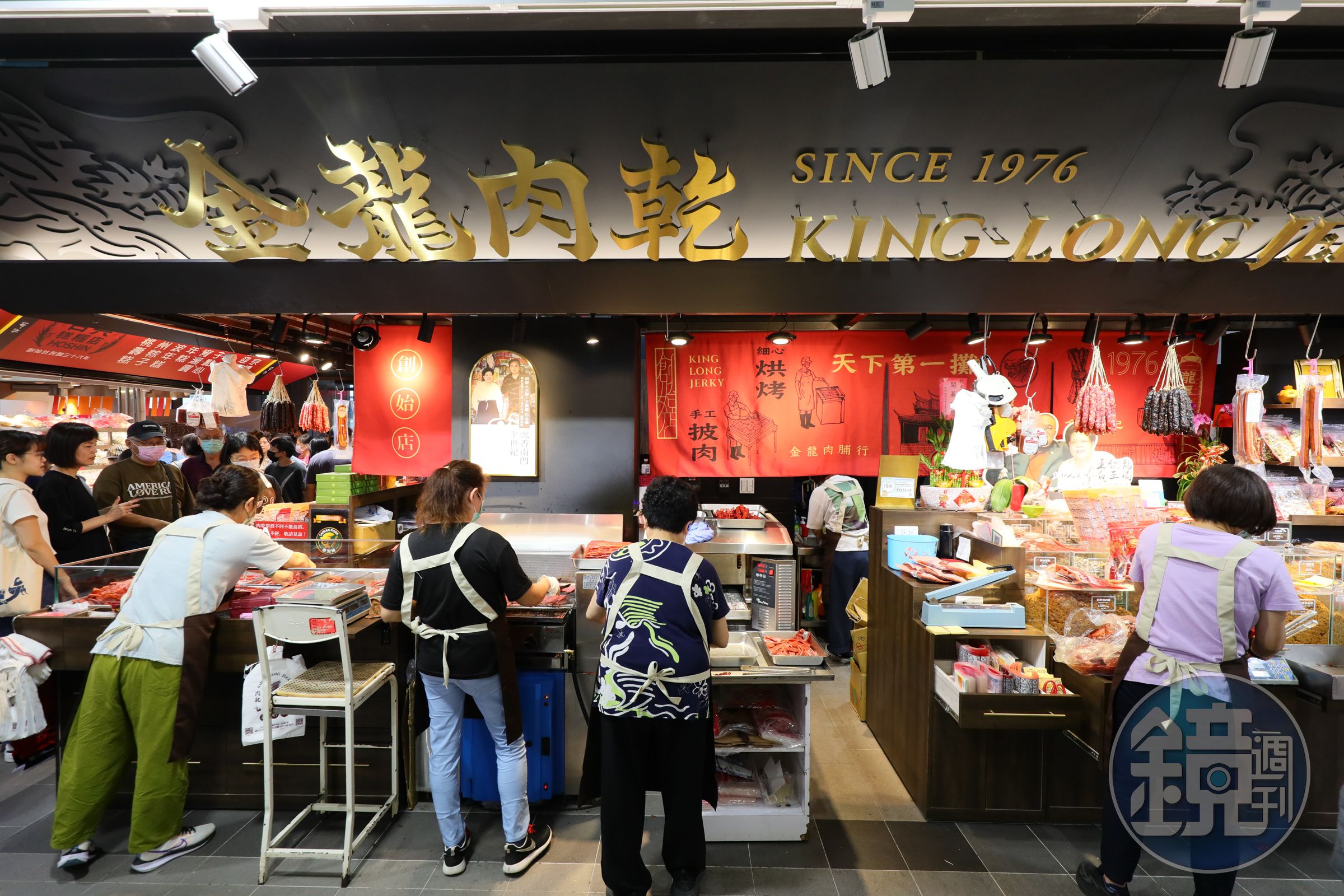 位於1樓的「金龍肉乾創始店」肉乾每日新鮮現烤,經過時都忍不住聞香過去買幾包。