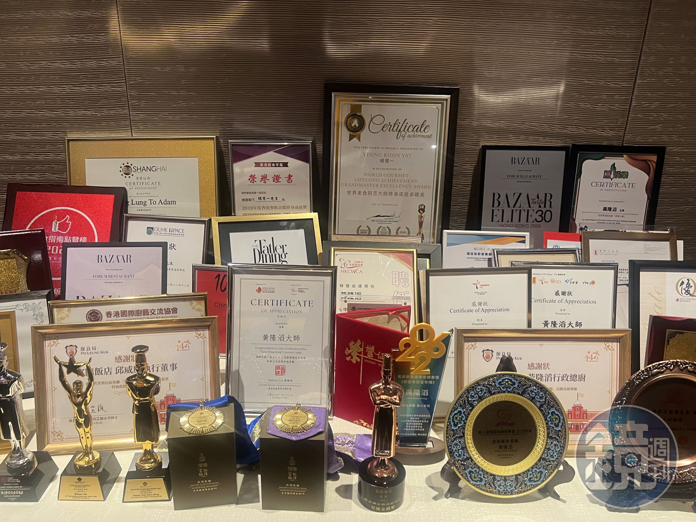 餐廳一隅展示著多年來累積的各種獎項。