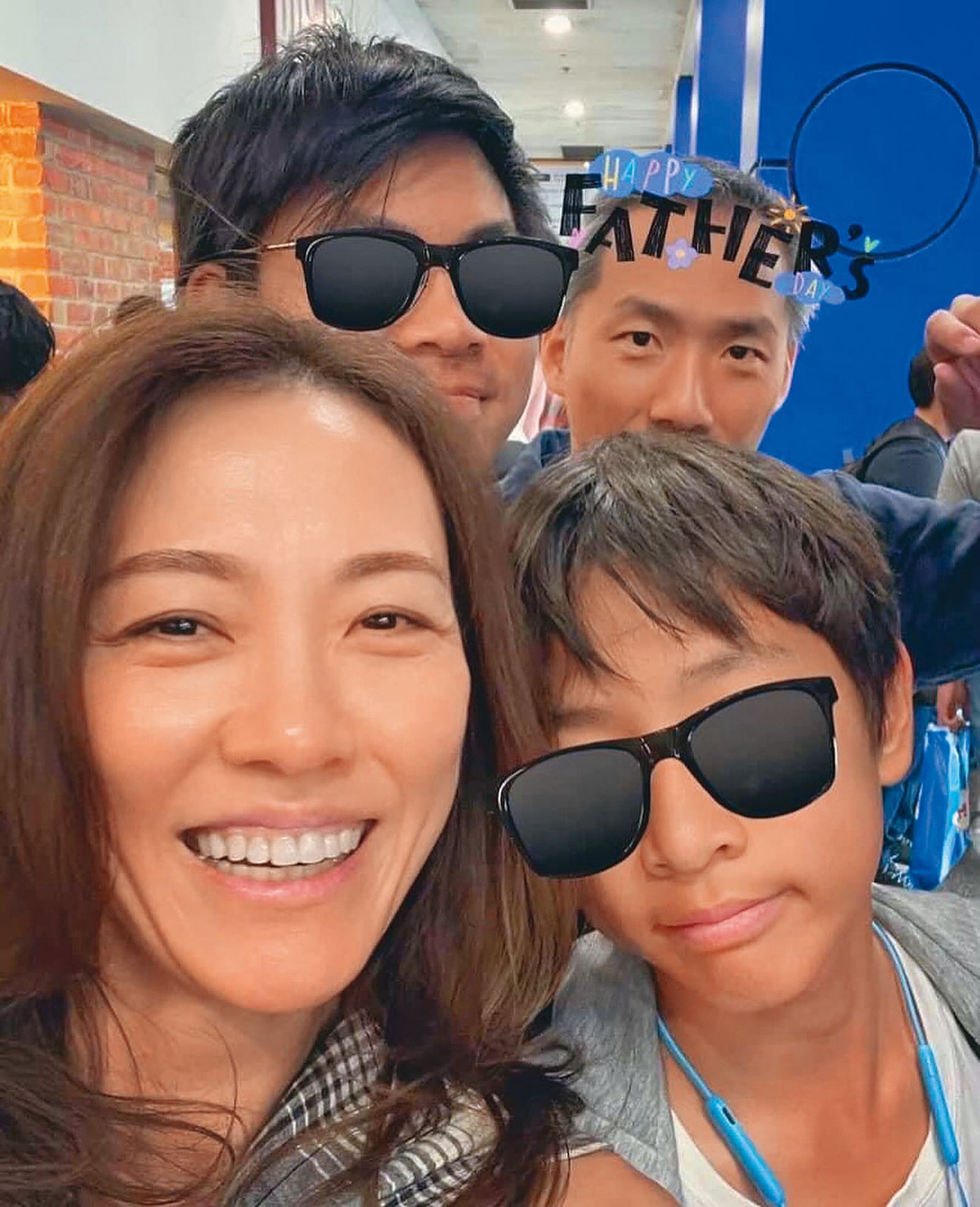 石頭（後排右）與老婆「狗狗」（前排左）相當重視2個兒子的教育，一家四口移居英國。（翻攝自狗狗IG）