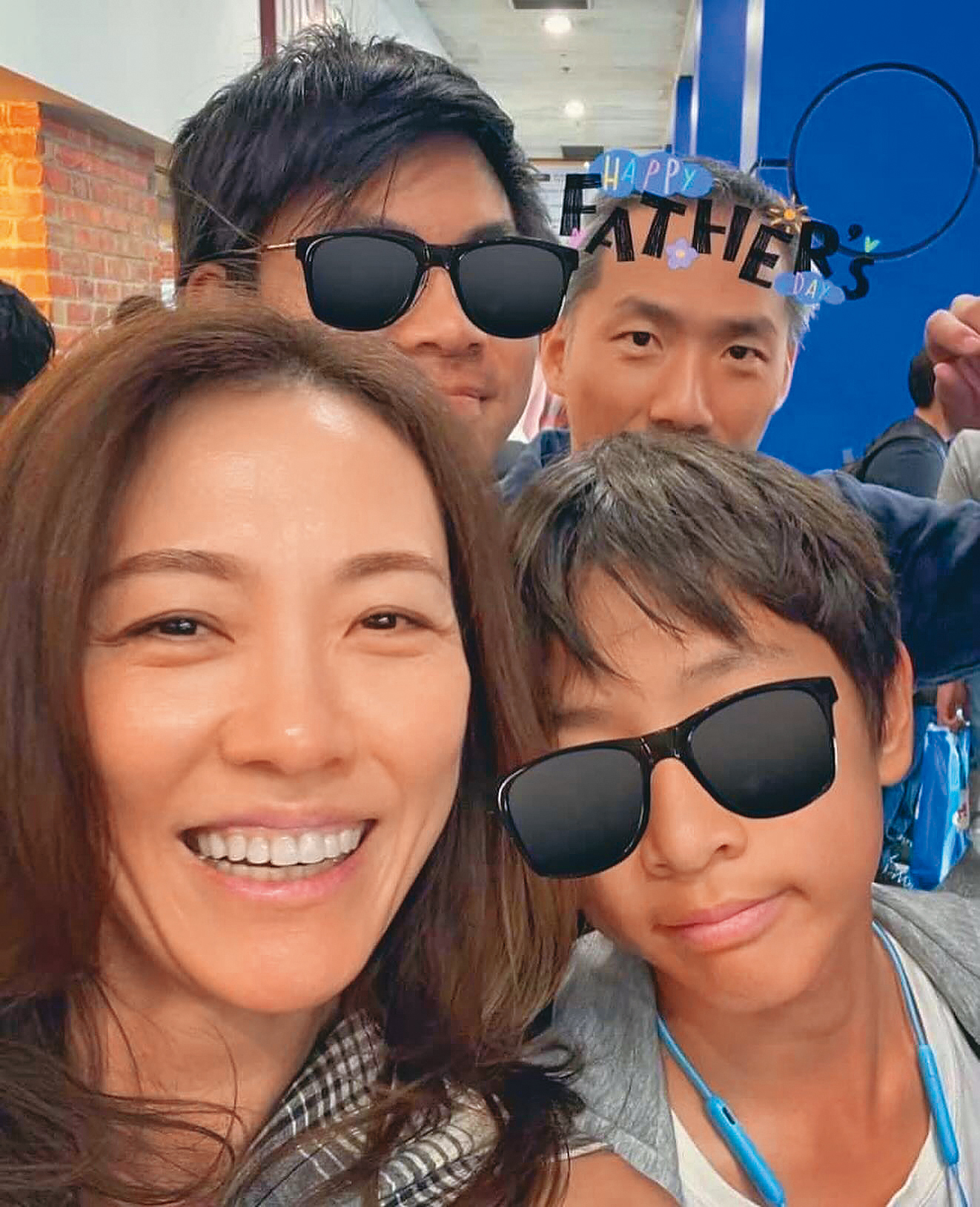 石頭(後排右)與老婆「狗狗」(前排左)相當重視2個兒子的教育,一家四口移居英國。(翻攝自狗狗IG)