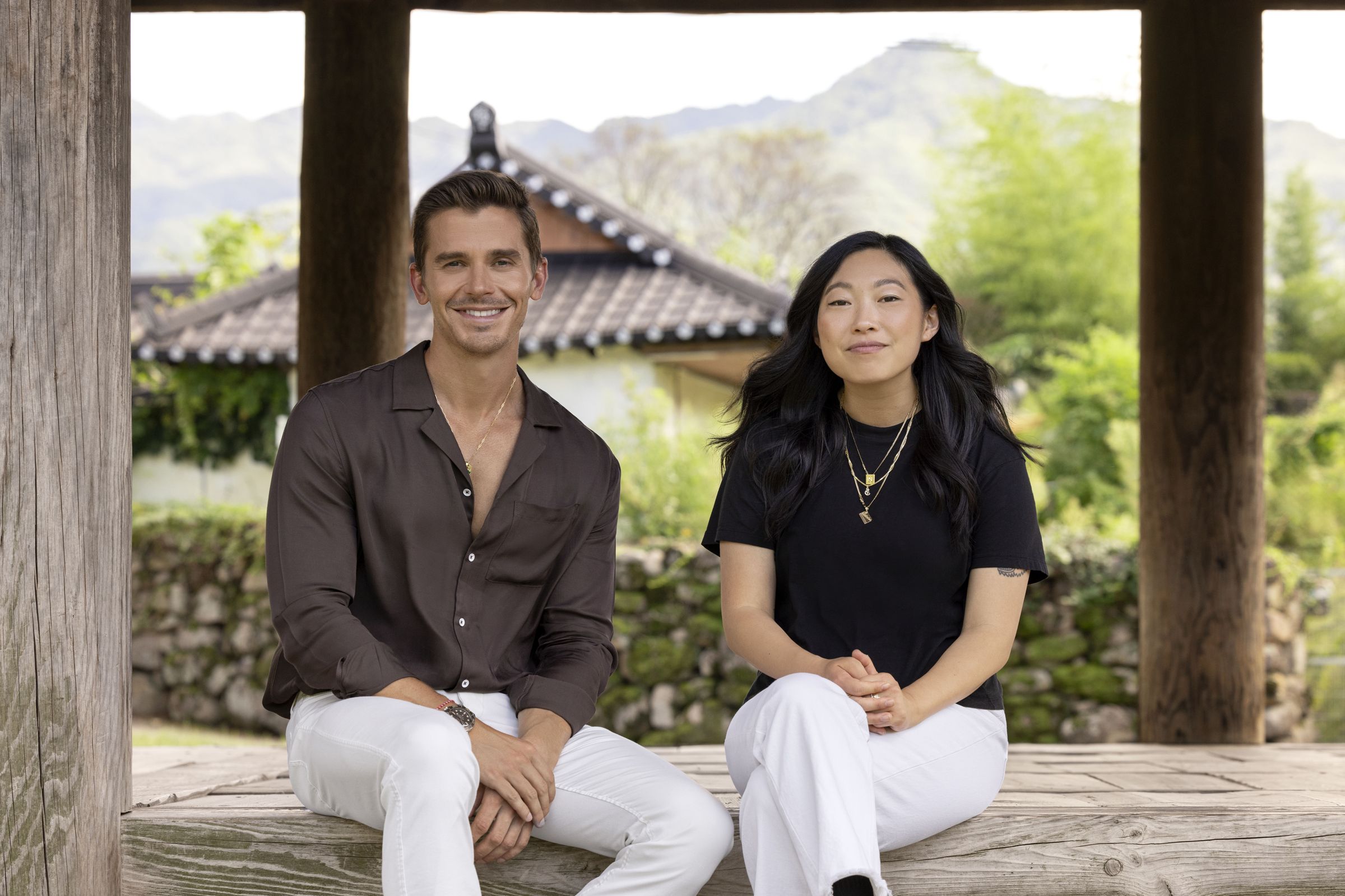 安東尼(左)與奧卡菲娜(右),一起前往韓國,協助她尋找母親生前的點滴。(Disney+提供)