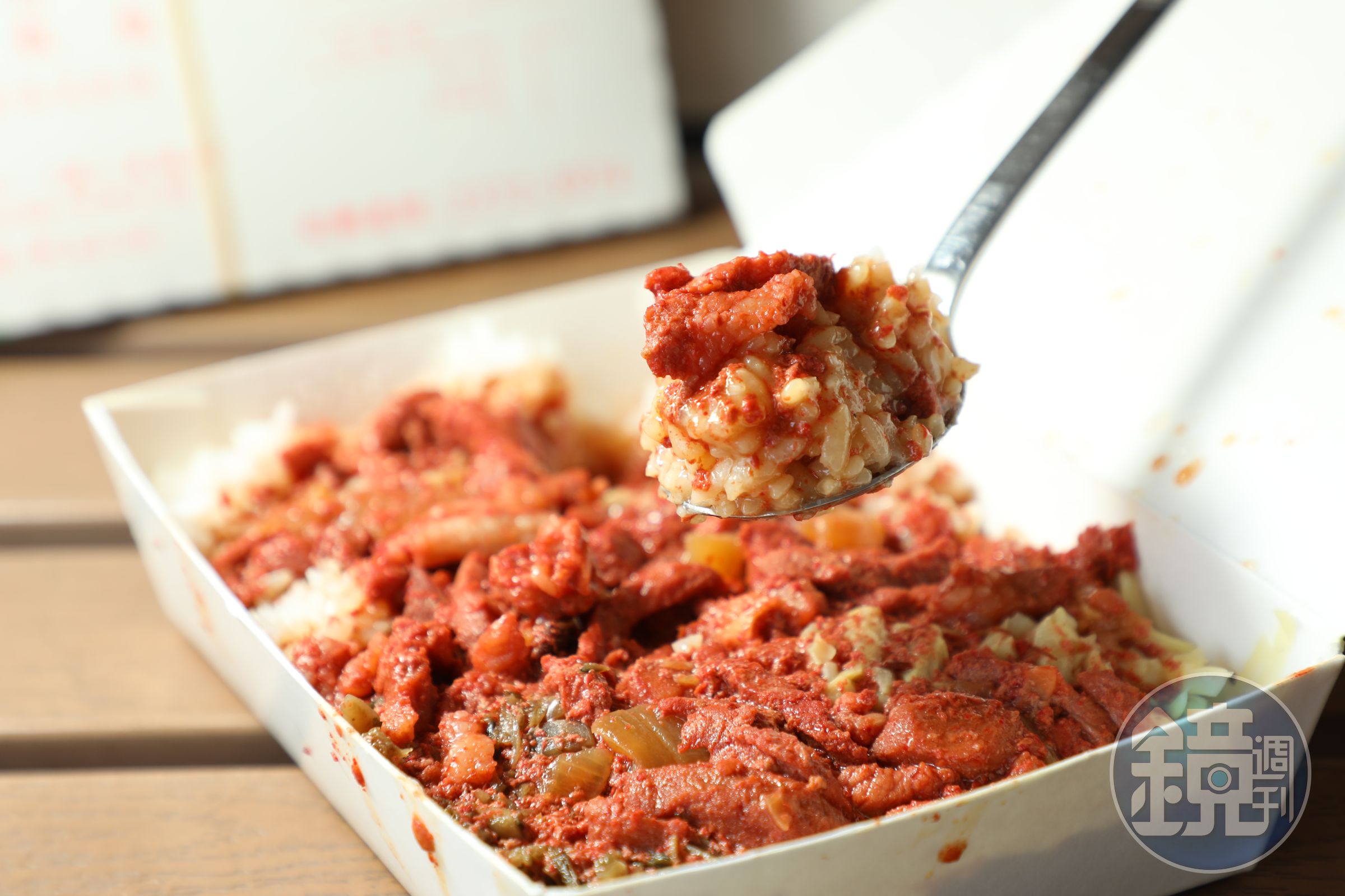 「紅糟肉飯」不像一般用酥炸的,改用燴飯的做法,肉條的紅糟香氣很濃。(120元/份)