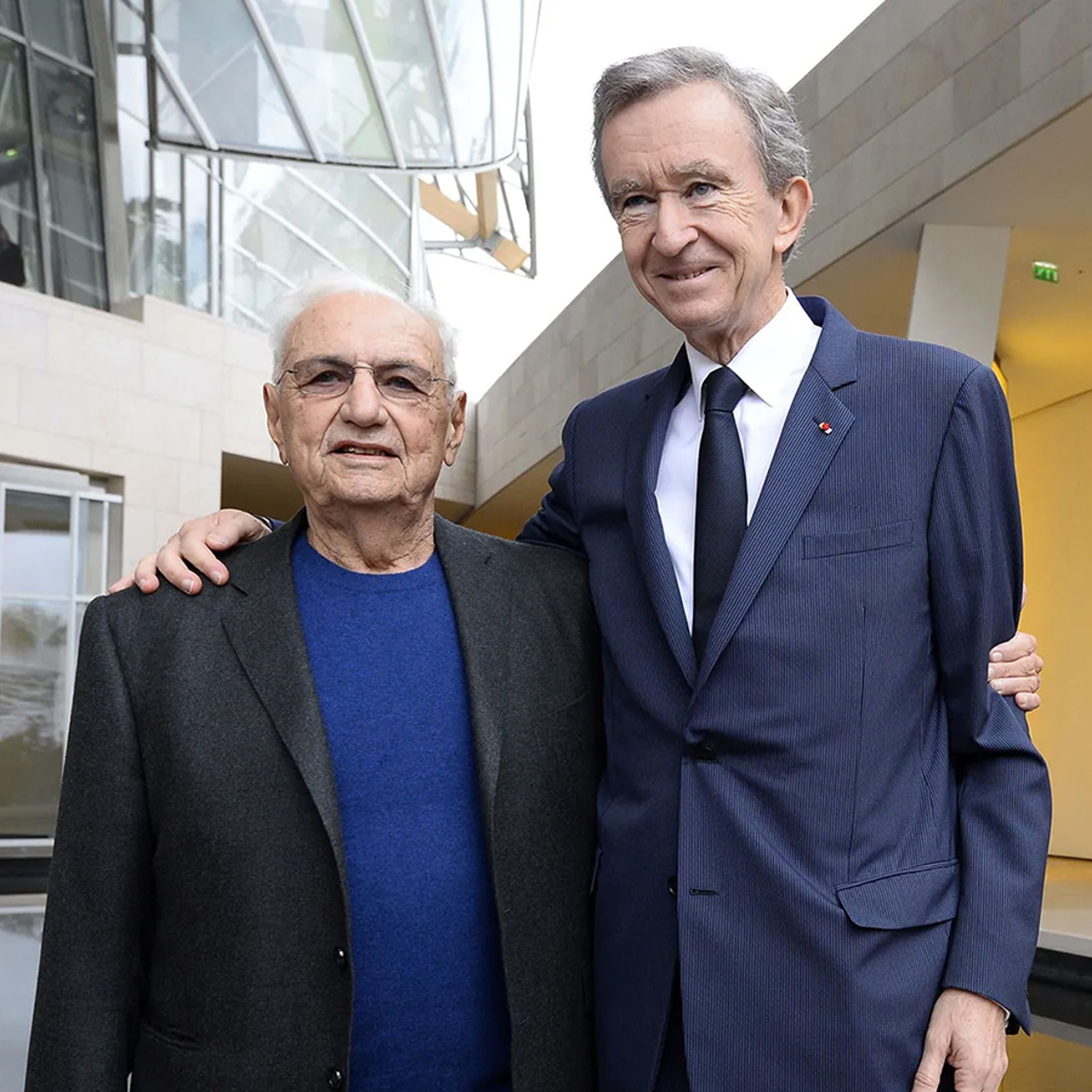 Frank Gehry(圖左)和LOUIS VUITTON數次合作後建立起深厚的合作情誼,連LVMH集團CEO Bernard Arnault(圖右)也頗為禮遇這位建築大師。
