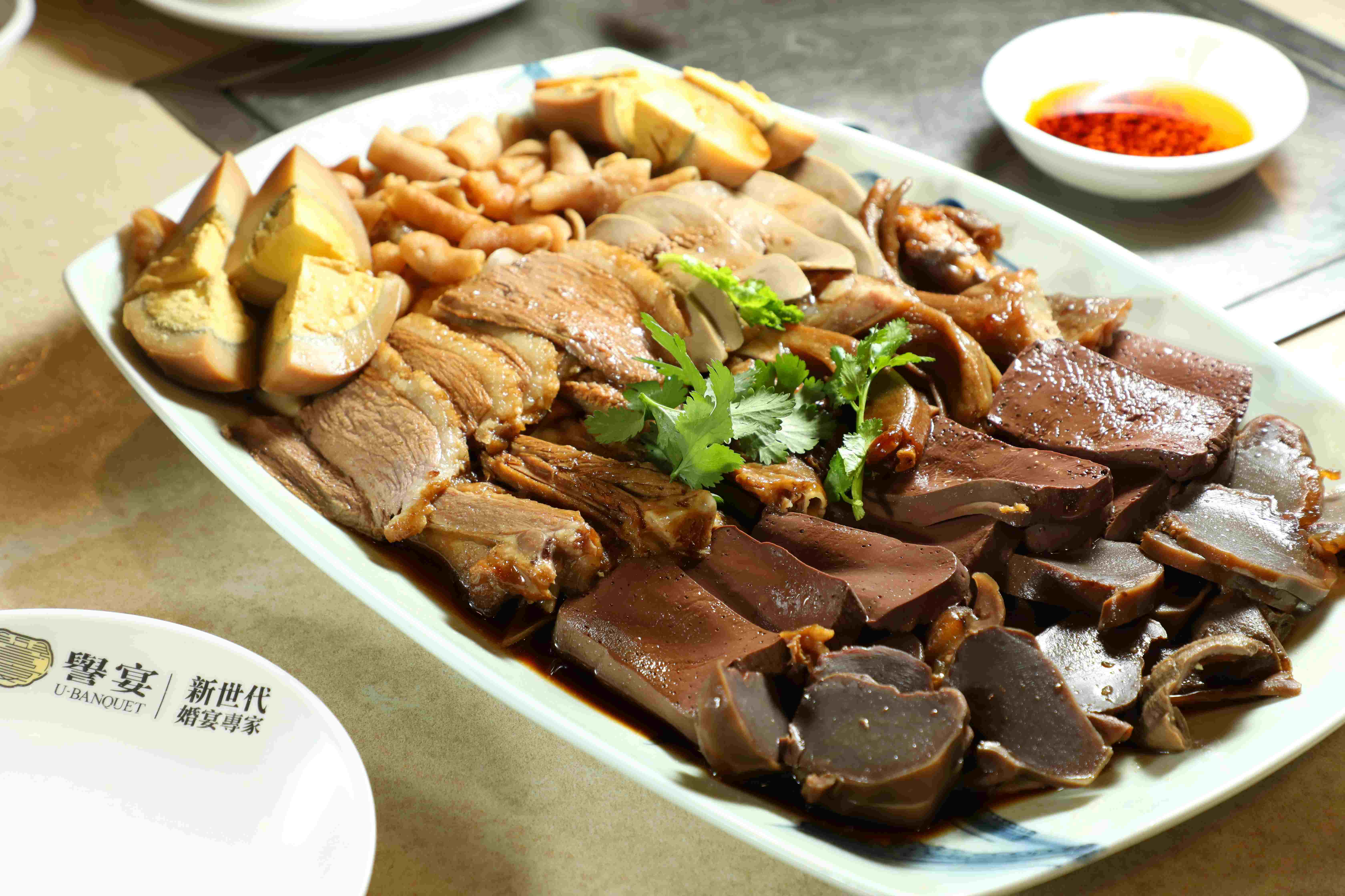 可依口味自由組合滷水拼盤，滷蛋、豆腐、鵝腸、鵝片、鵝血都非常美味。