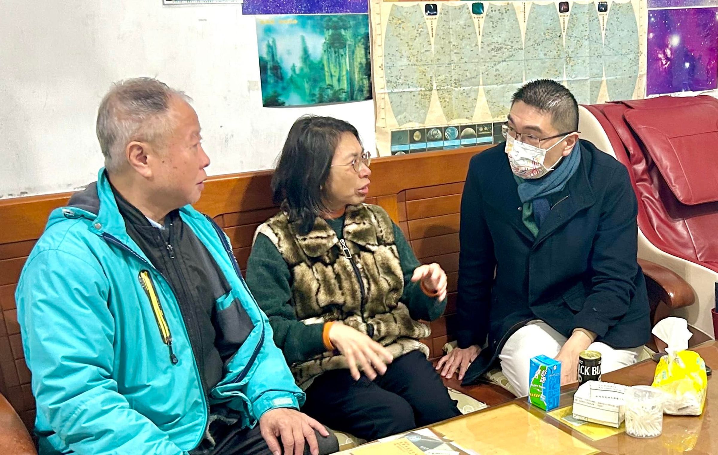 基隆市長謝國樑（右）到已故巡路員劉姓巡路員家中慰問。（翻攝自謝國樑臉書）