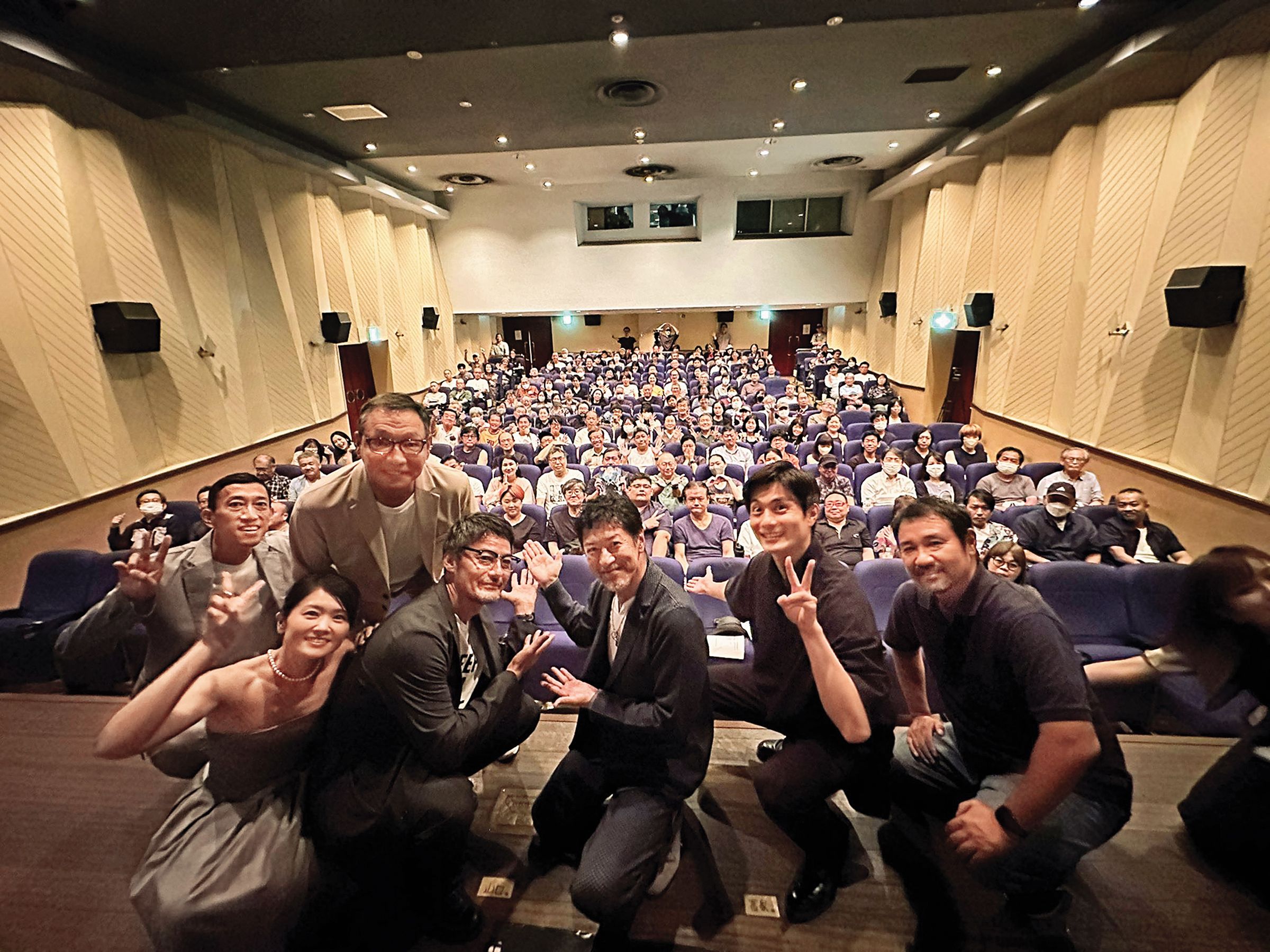 電影先從東京池袋獨立戲院CinemaROSA開始上映，劇組積極赴影廳跑宣傳和觀眾互動。（翻攝自《超時空武士》X）