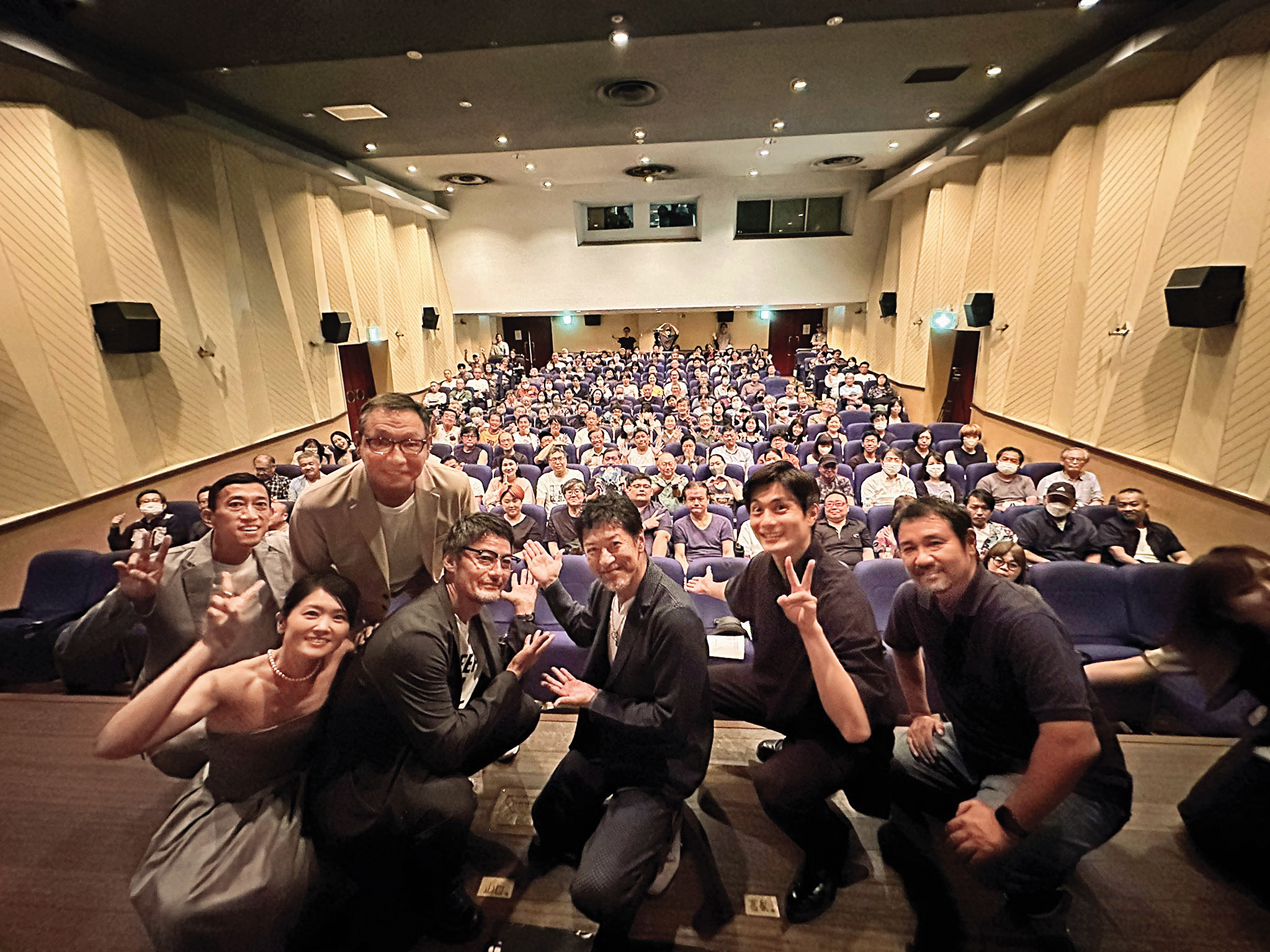 電影先從東京池袋獨立戲院CinemaROSA開始上映，劇組積極赴影廳跑宣傳和觀眾互動。（翻攝自《超時空武士》X）