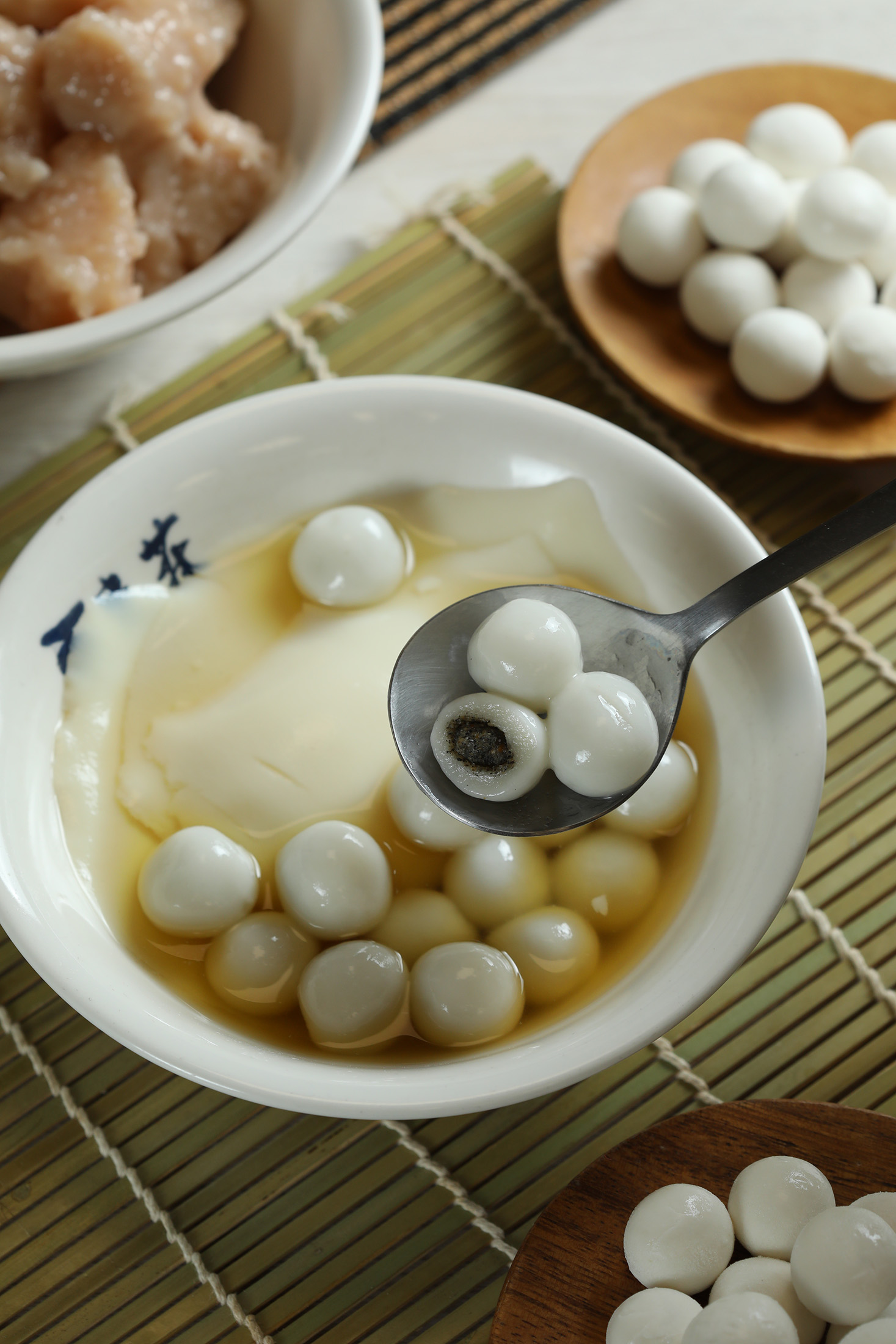 豆花莊在元宵節最熱賣的「黑心白玉豆花」，兼顧想吃包餡湯圓又怕大顆容易吃飽吃膩的複雜心情。（65元／份）