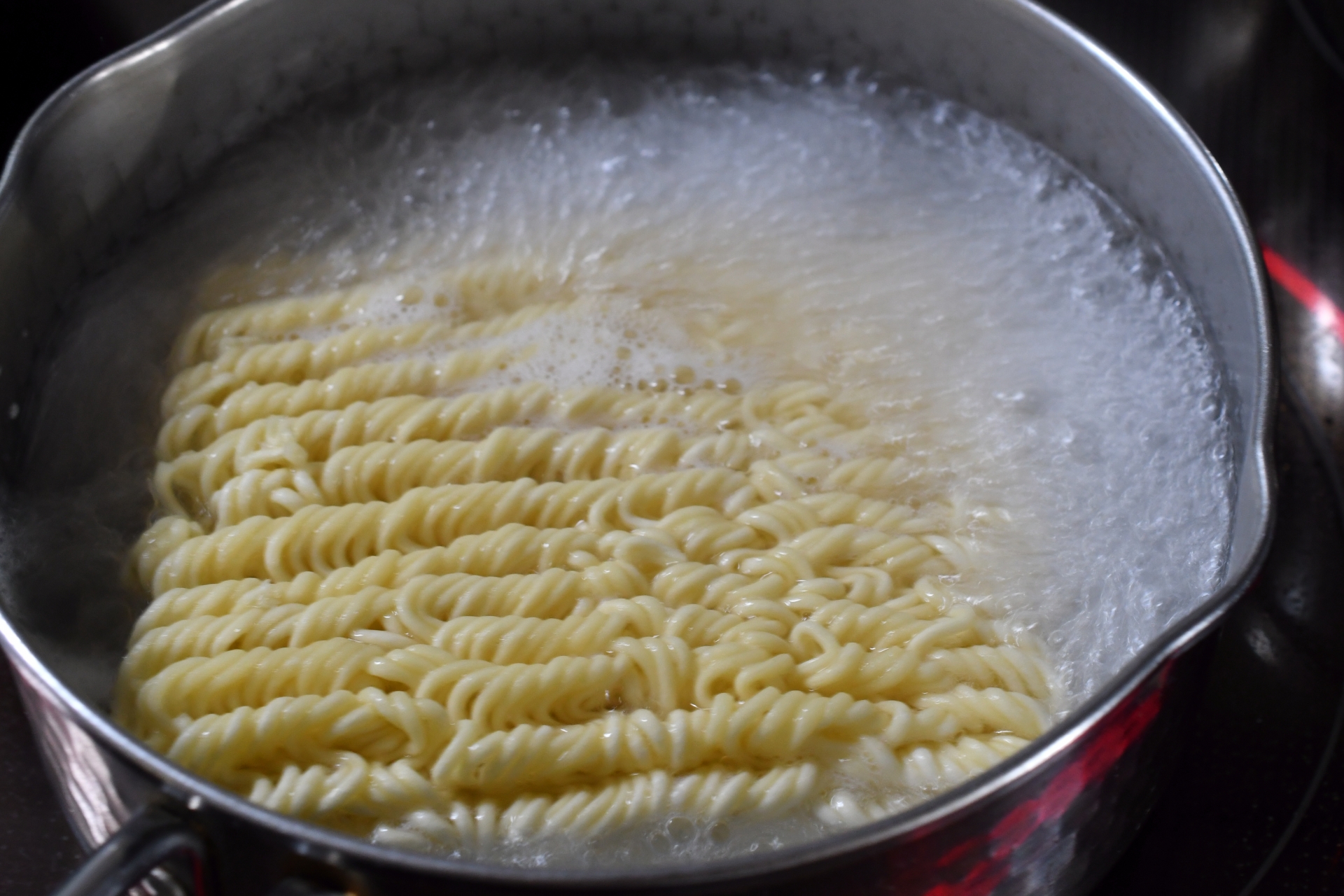 韓國五星級飯店大廚孫榮示範如何煮出入味又Q彈的韓國泡麵。（示意圖，photoAC）