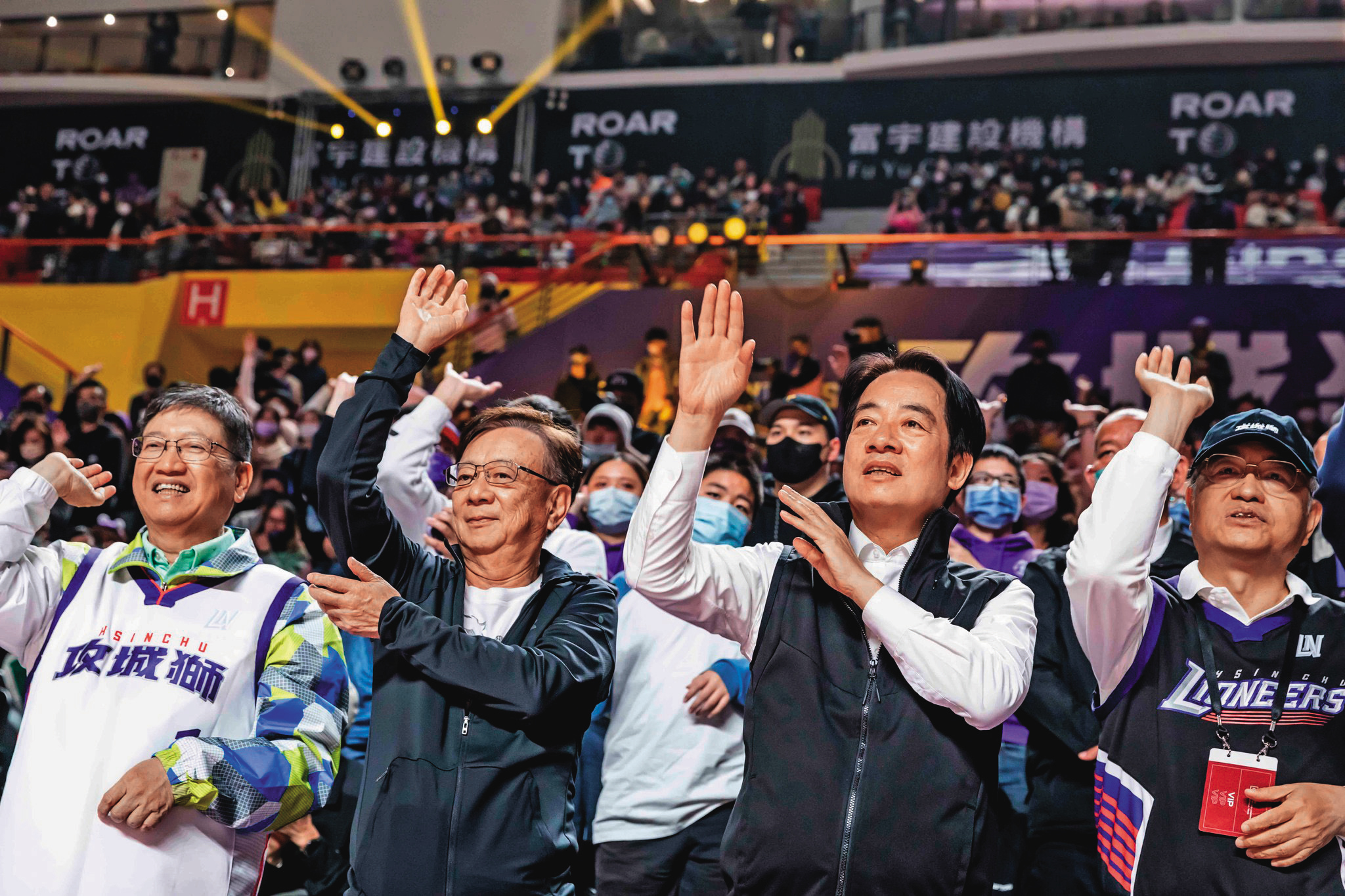 即將就任的總統賴清德（右2）和新竹縣長楊文科（左1）、聯電榮譽副董事長宣明智（左2）一起到攻城獅主場看職籃比賽。（翻攝攻城獅臉書）