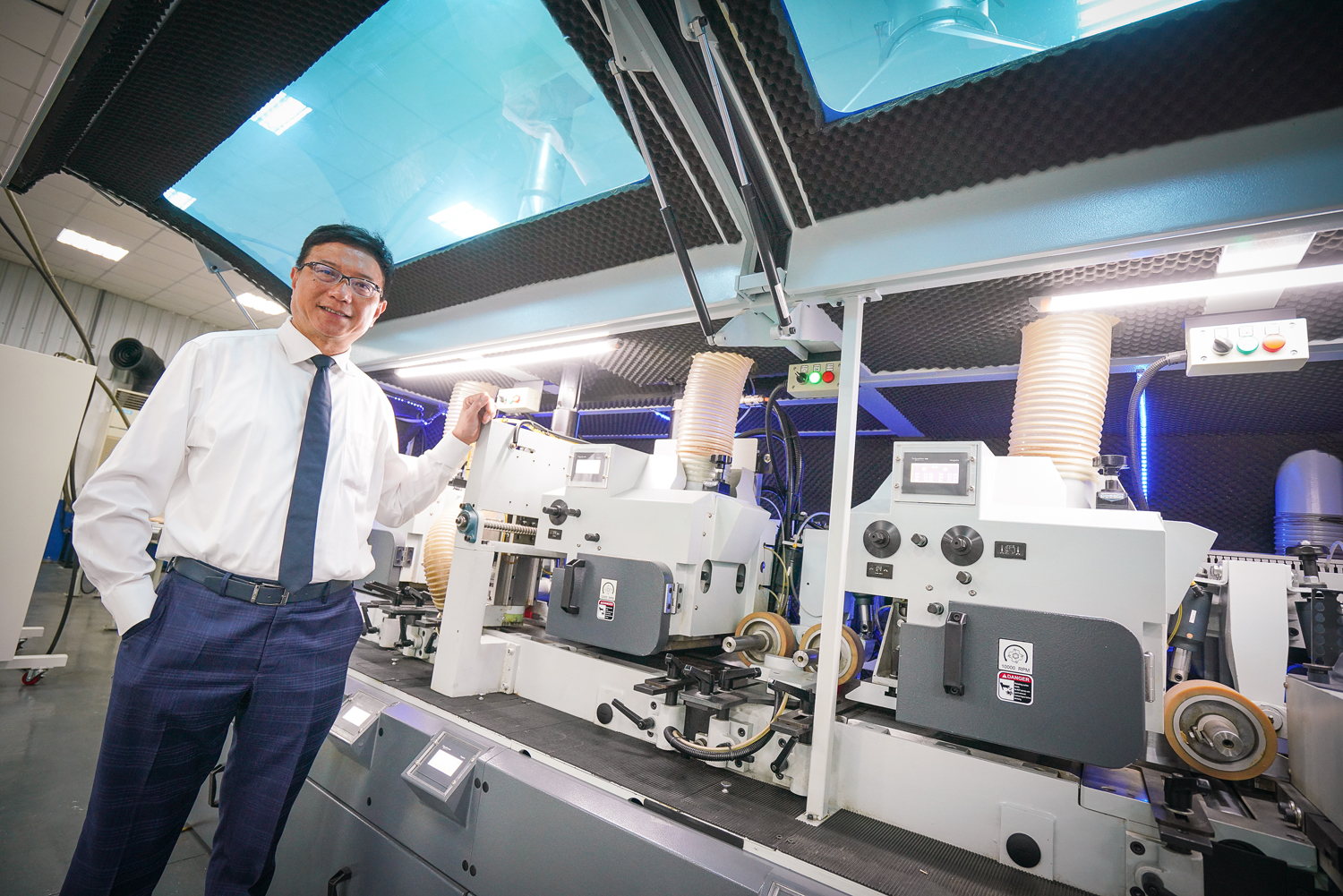 張聰捷大學畢業後回到勝源機械，幫忙父親將勝源從傳統木工機械廠轉型，至今已外銷62個國家。