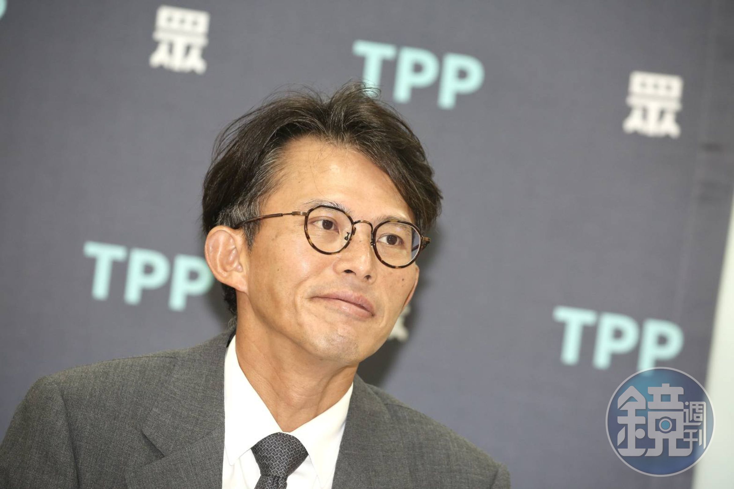 立委黃國昌引用《鏡週刊》過去踢爆內容召開記者會，質疑國防部防彈衣弊案，內容卻指報導用假的國防部回應。對此鏡週刊回應了。