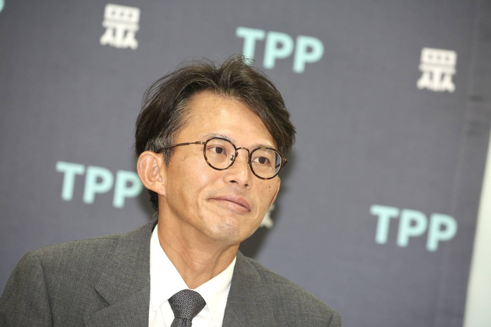 立委黃國昌引用《鏡週刊》過去踢爆內容召開記者會，質疑國防部防彈衣弊案，內容卻指報導用假的國防部回應。對此鏡週刊回應了。