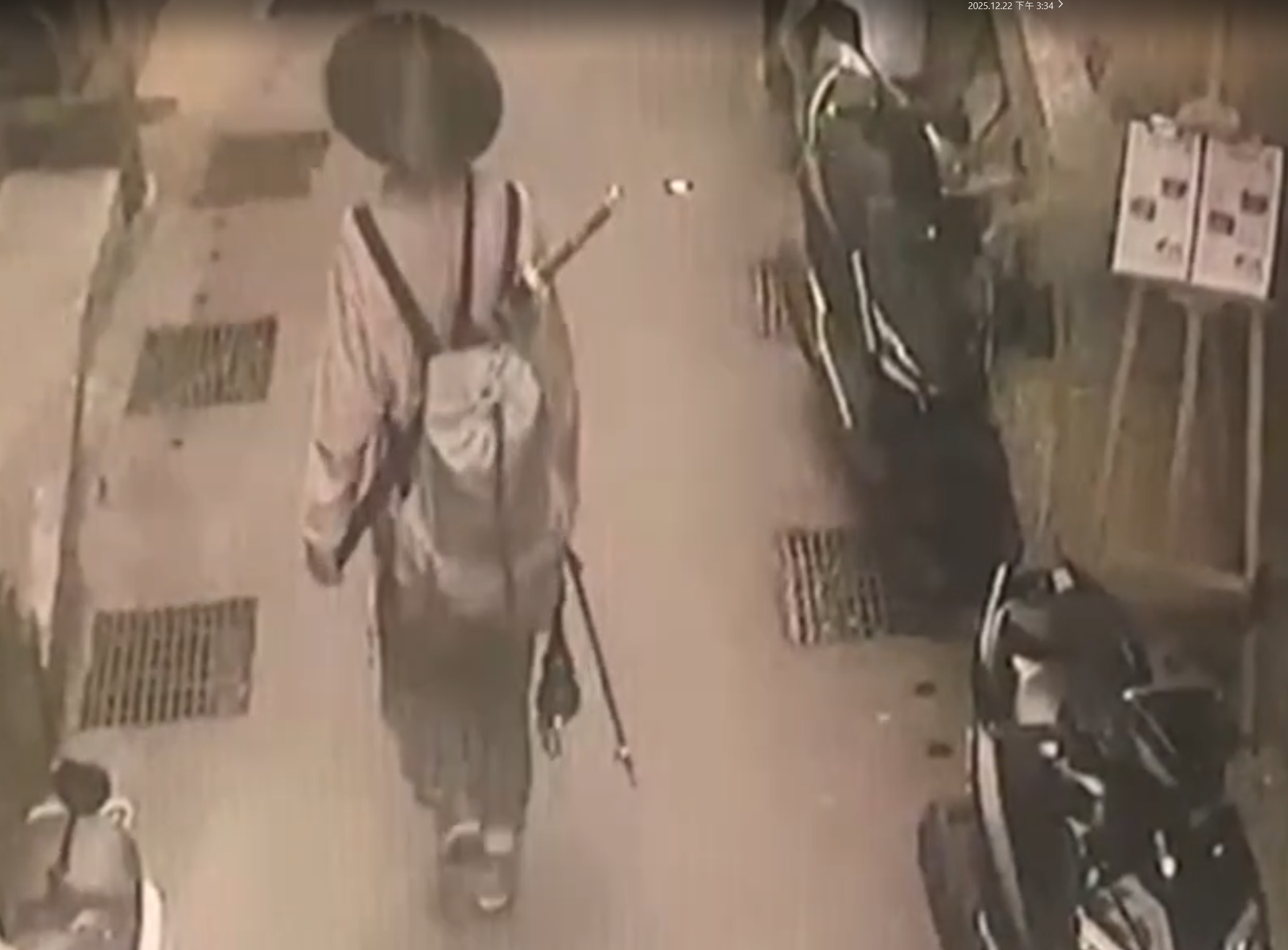 22歲的陳姓男子穿著日式裝備，揹武士刀出現在九份山區引起民眾擔心。（翻攝畫面）