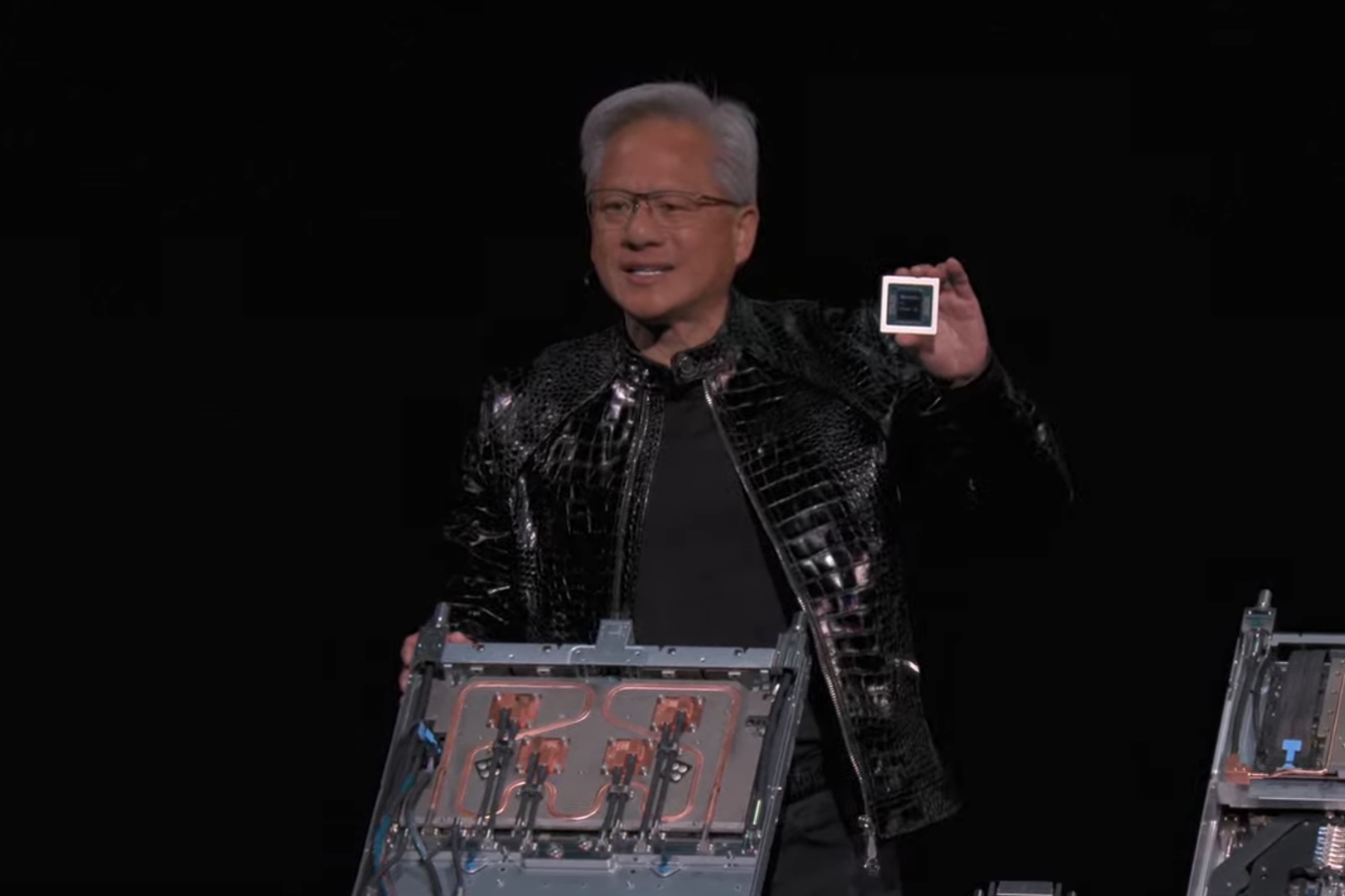 輝達本次於CES一口氣推出6款新晶片，黃仁勳並特別介紹與台積電合作的矽光子網路交換器。（翻攝自NVIDIA YouTube）