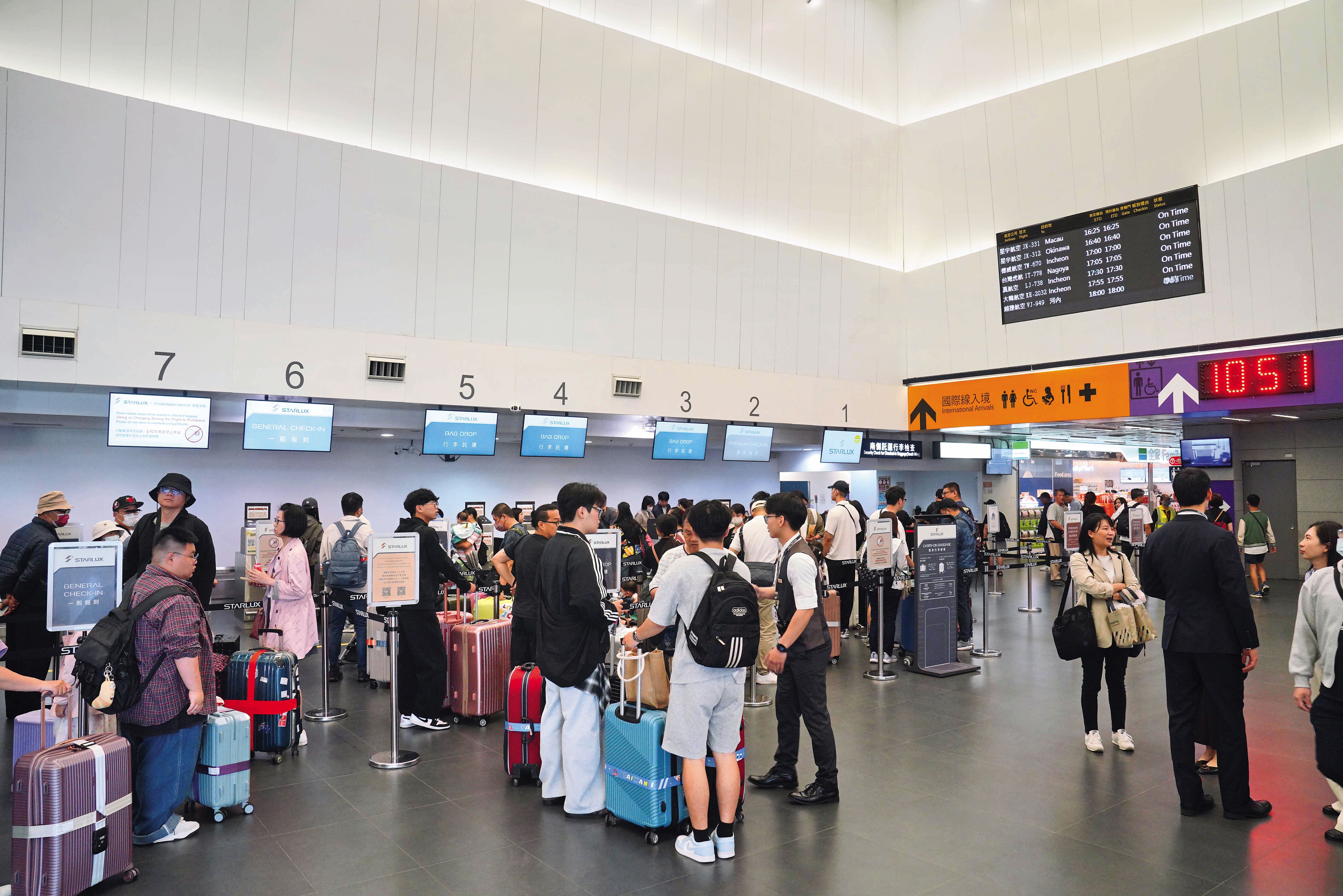 星宇將台中機場視為第二營運基地，台中飛往東京首航當日現場排滿滿人潮。